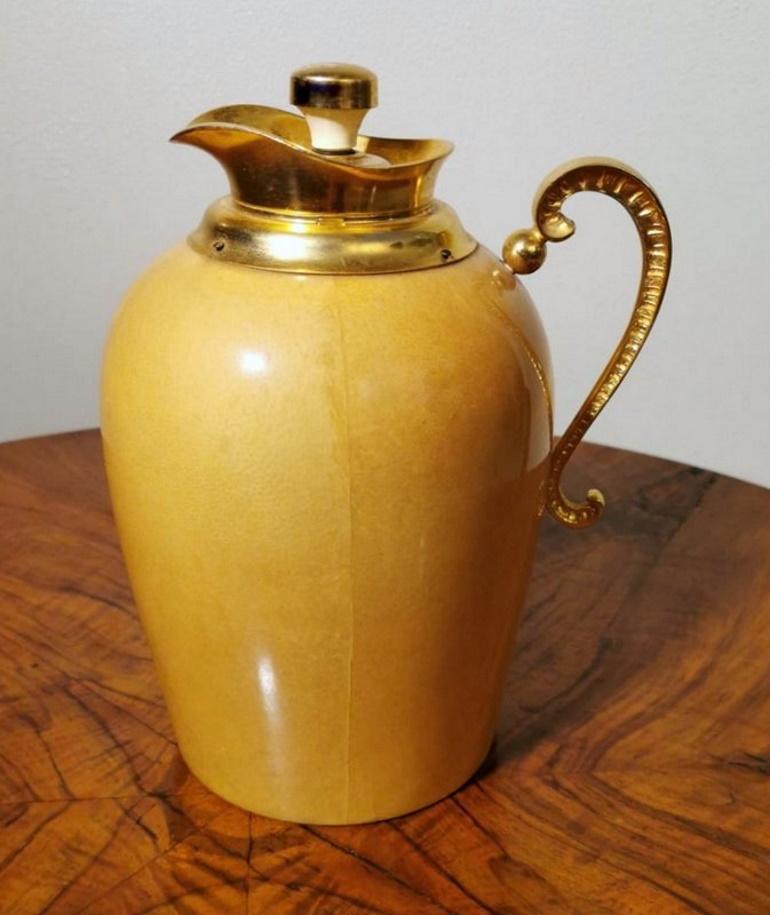 We kindly suggest you read the whole description, because with it we try to give you detailed technical and historical information to guarantee the authenticity of our objects.
Elegant and very particular thermal jug, the structure is made of wood