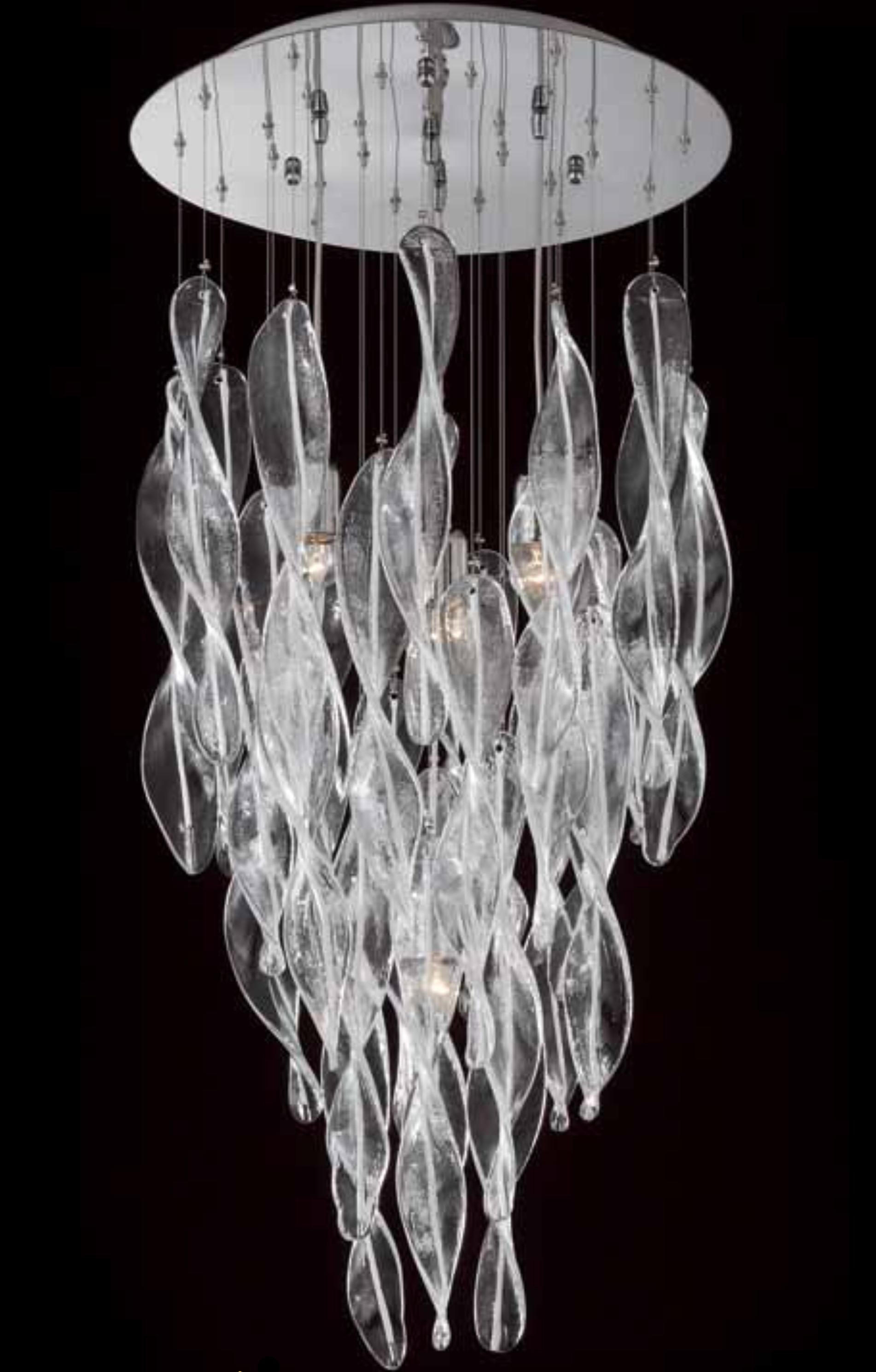 Encastré italien représenté avec des tourbillons en verre de Murano clair décorés de bandes blanches au centre, montés sur une plaque de plafond ronde en acier inoxydable / inspiré par Mazzega / Fabriqué en Italie
4 lampes / type E26 ou E27 / max