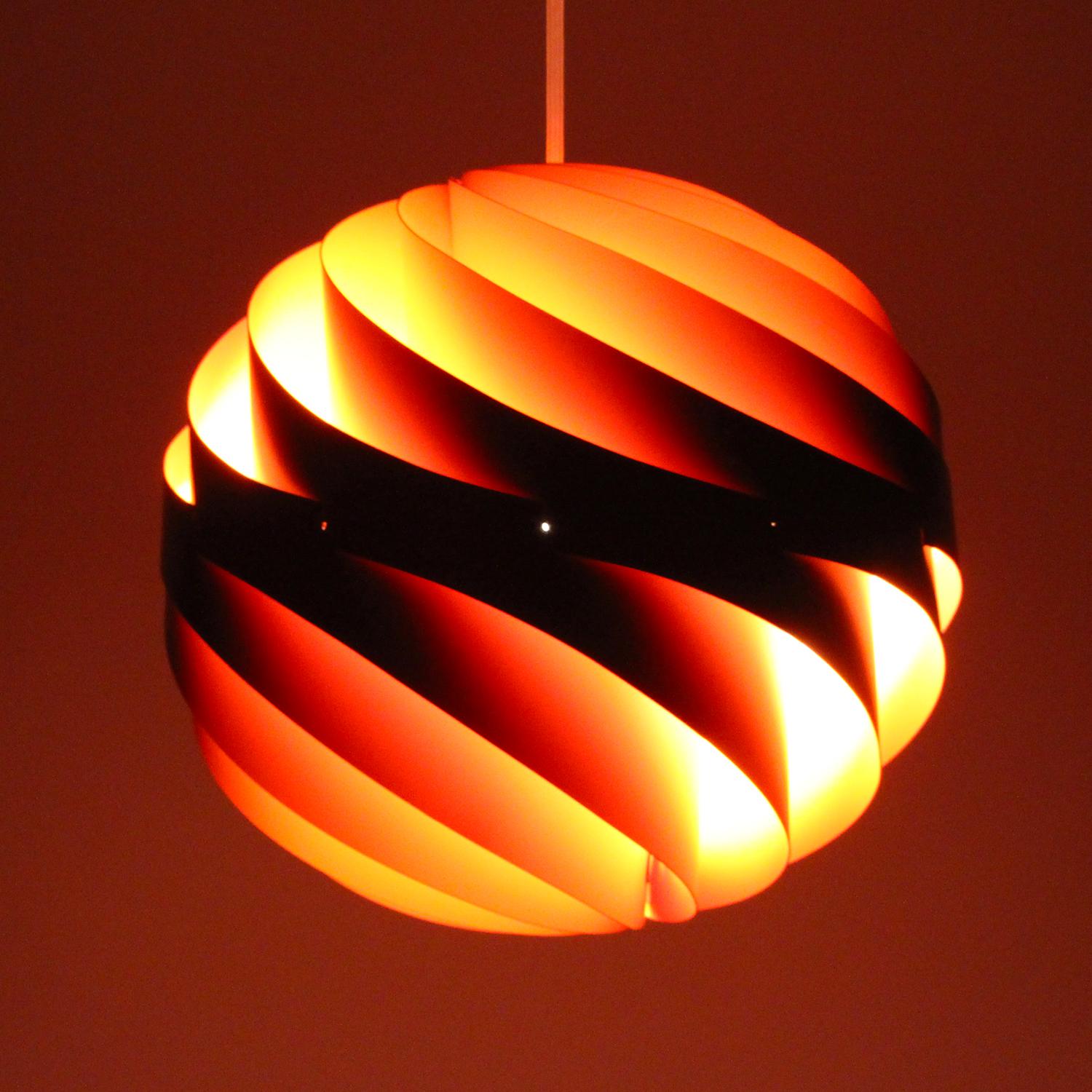 Turbo I - rare orange pendant by Louis Weisdorf in 1965 and produced by Lyfa from 1967 - extremely rare vintage and super attractive Danish midcentury design masterpiece!

12 thin aluminium lamellae elegantly spiral twisted and intertwined to form