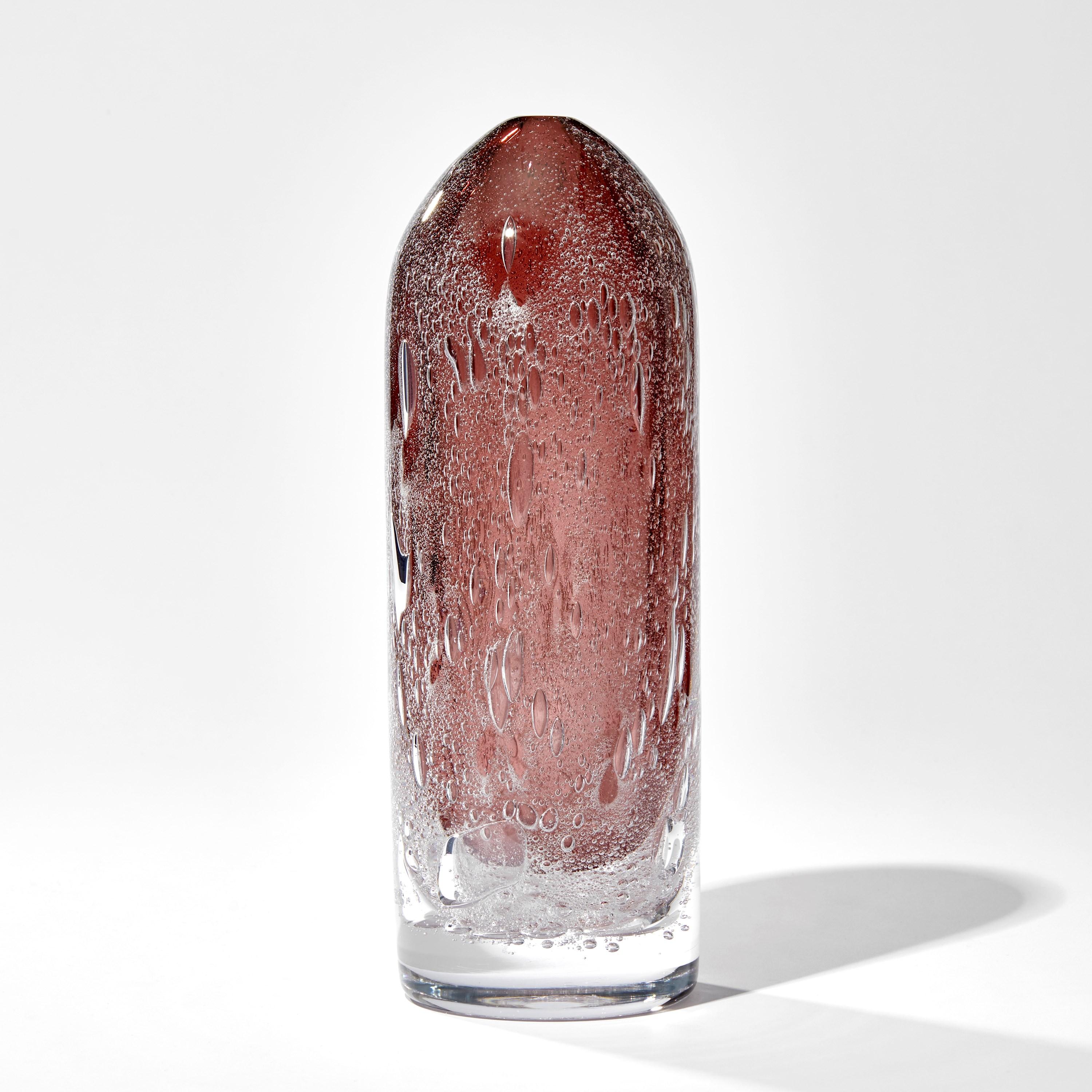 Turbulence in Aubergine ist eine einzigartige Glasskulptur des britischen Künstlers Anthony Scala. Dieses geformte und mundgeblasene Kunstwerk besteht aus sehr dickem Glas, das mit einer Vielzahl von eingeschlossenen Blasen gefüllt ist. Jedes