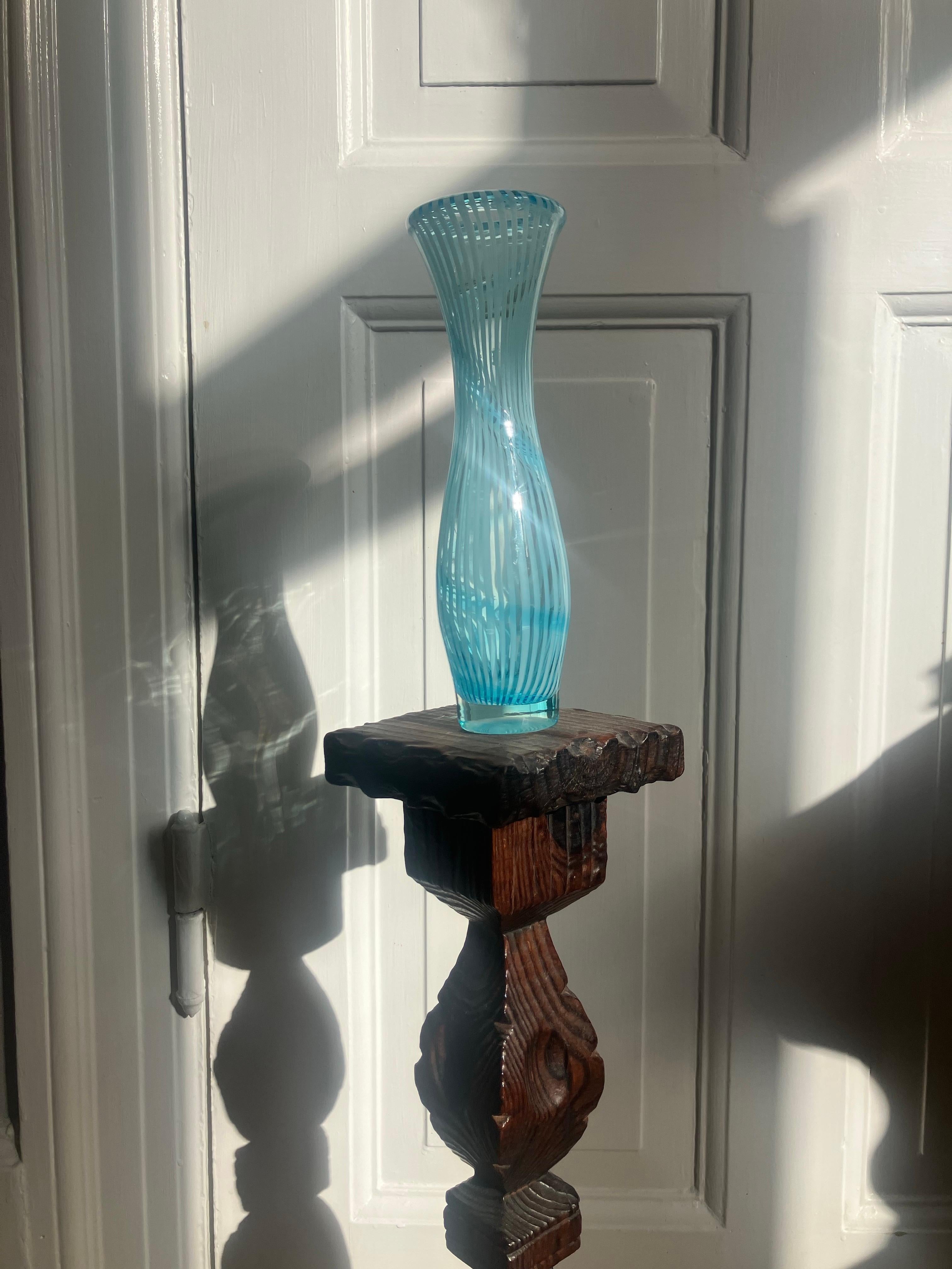 Turcuoise Jarrón de cristal soplado a mano de Murano italiano con motivo de remolino. Moderno de mediados de siglo en venta