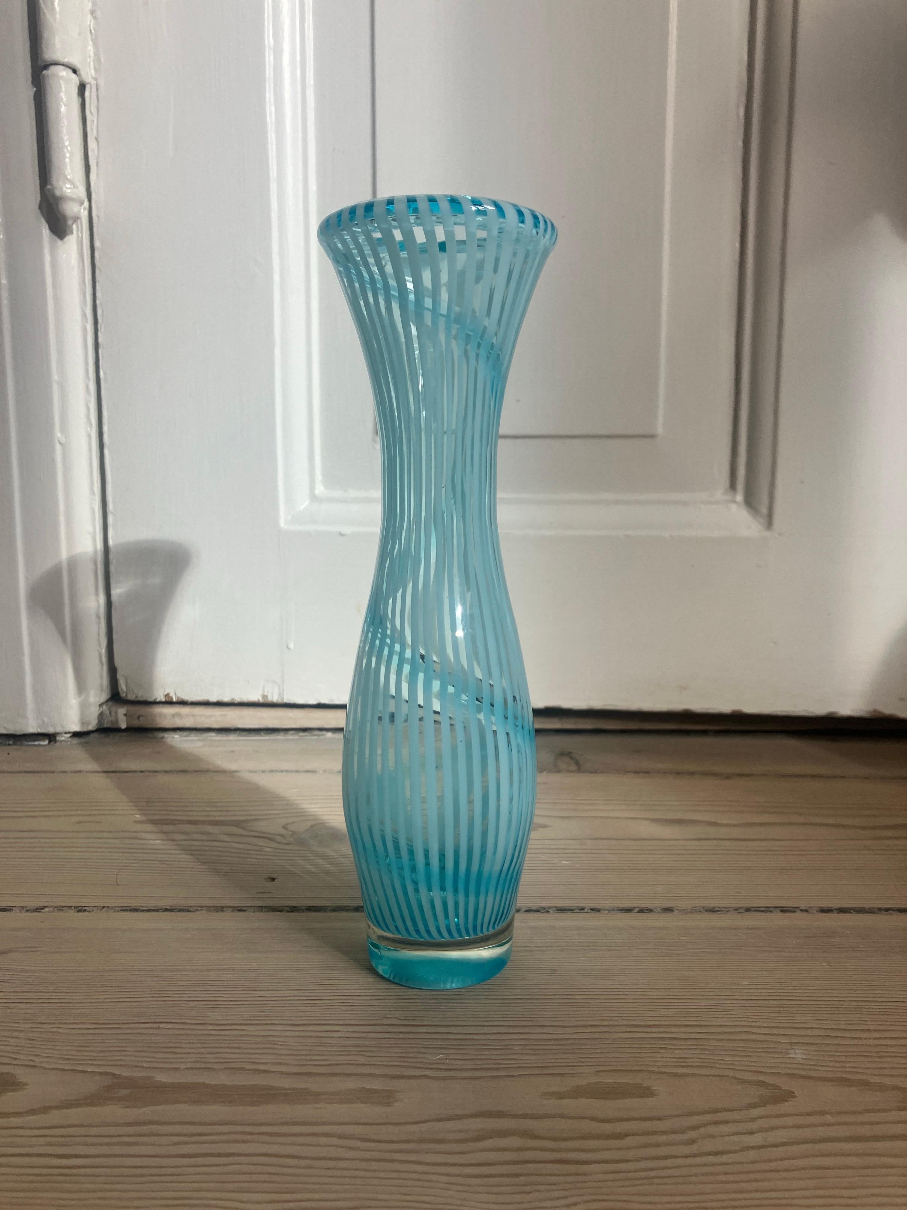 Turcuoise Jarrón de cristal soplado a mano de Murano italiano con motivo de remolino. Europeo en venta