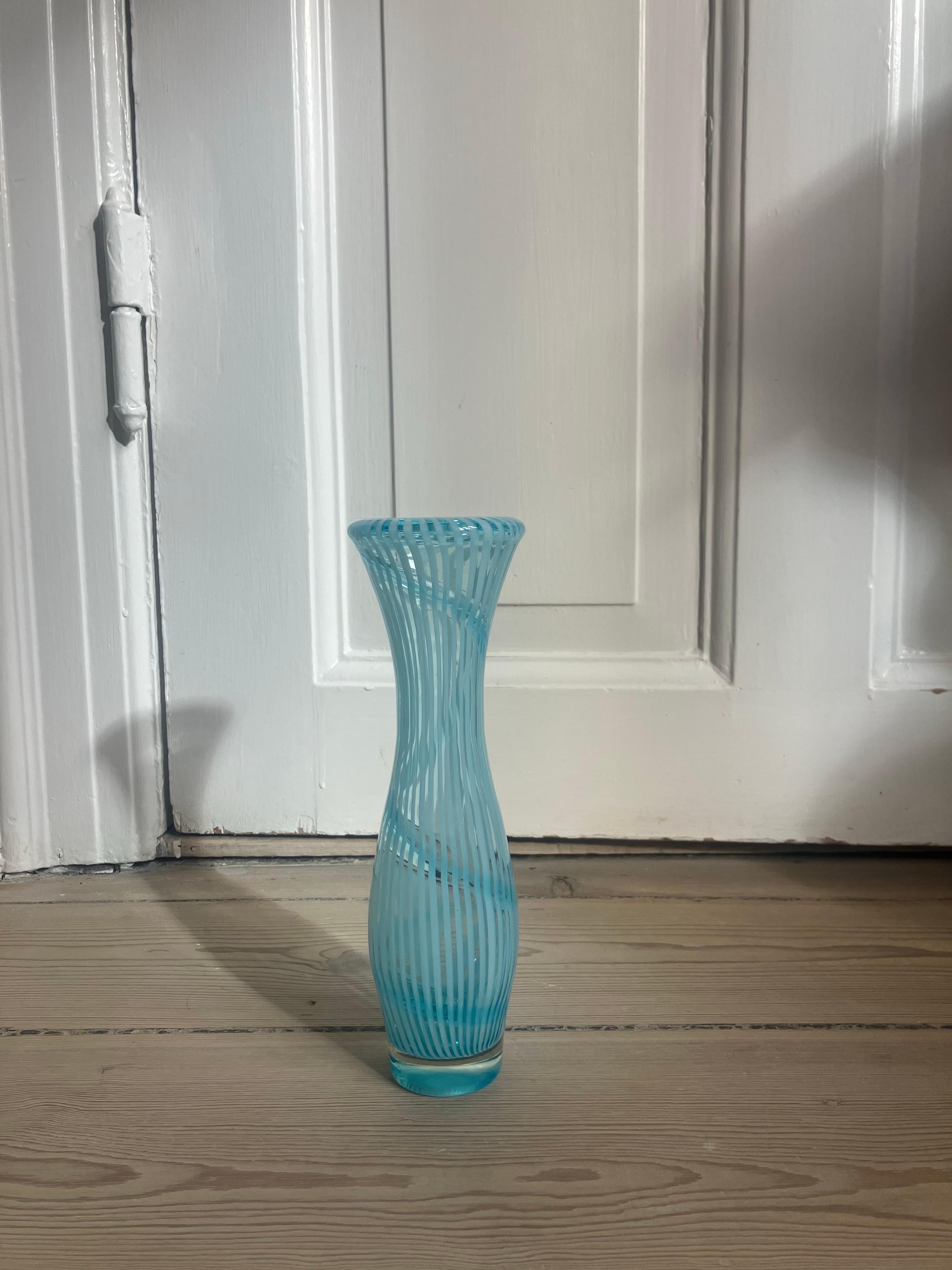 Turcuoise Jarrón de cristal soplado a mano de Murano italiano con motivo de remolino. Otro en venta