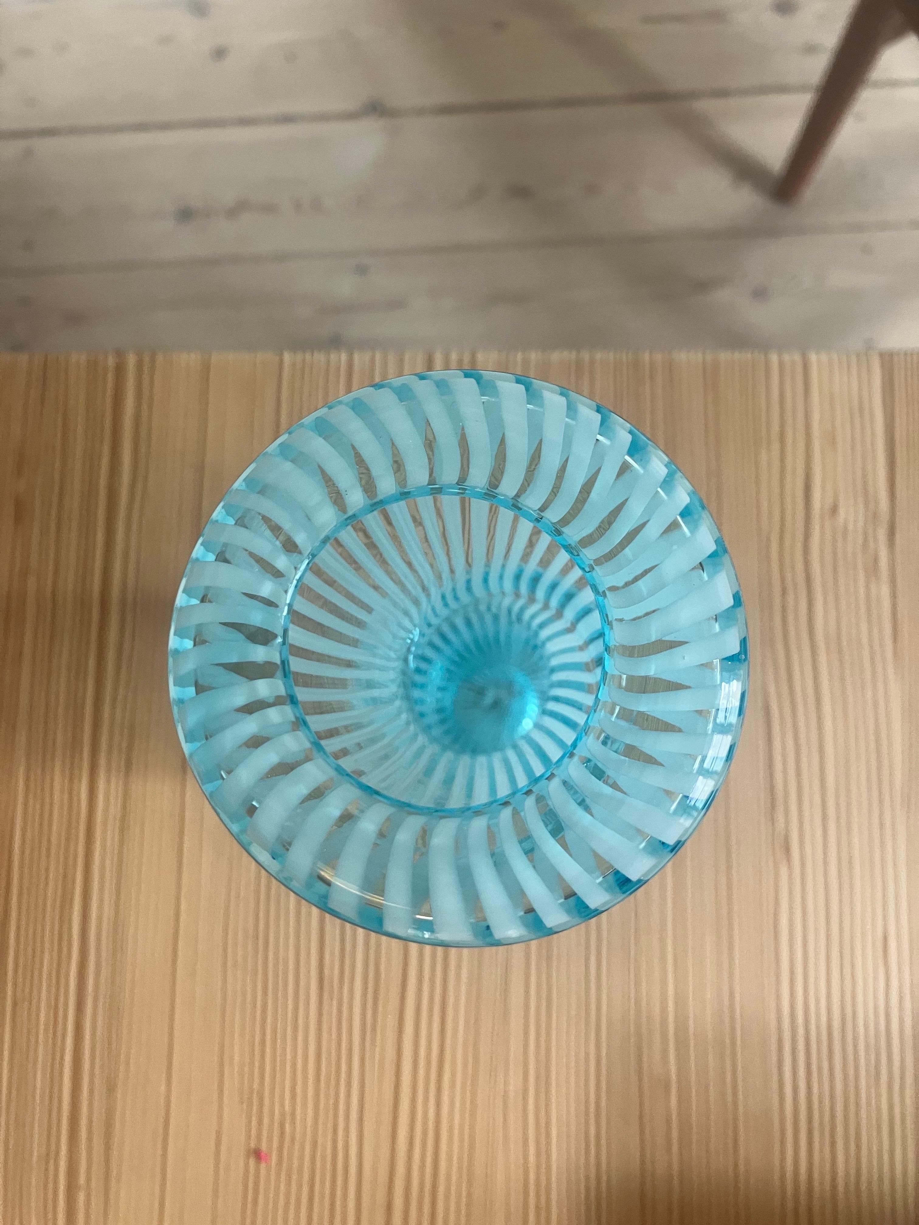 Turcuoise Jarrón de cristal soplado a mano de Murano italiano con motivo de remolino. finales del siglo XX en venta