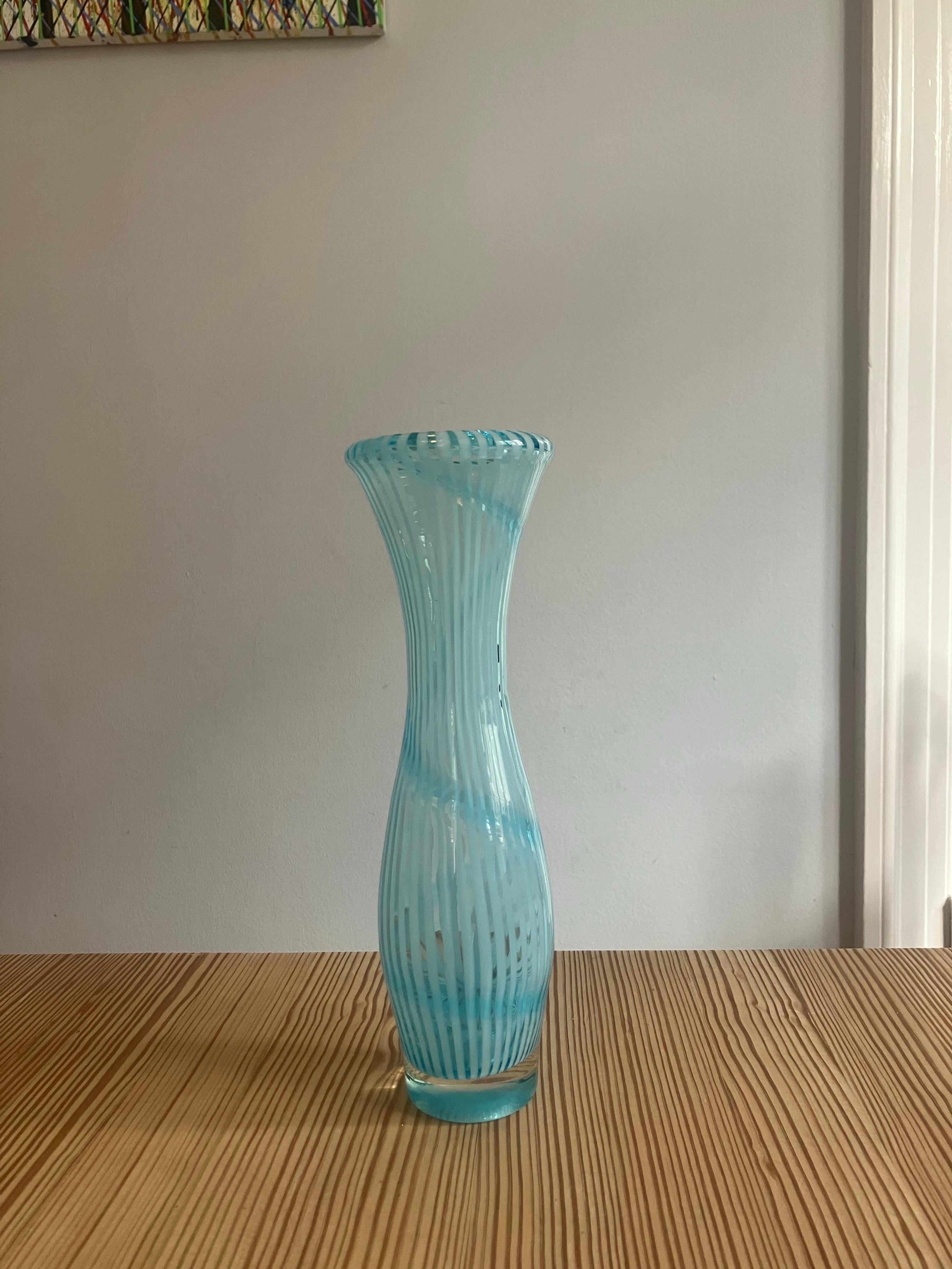 Turcuoise Jarrón de cristal soplado a mano de Murano italiano con motivo de remolino. Vidrio soplado en venta
