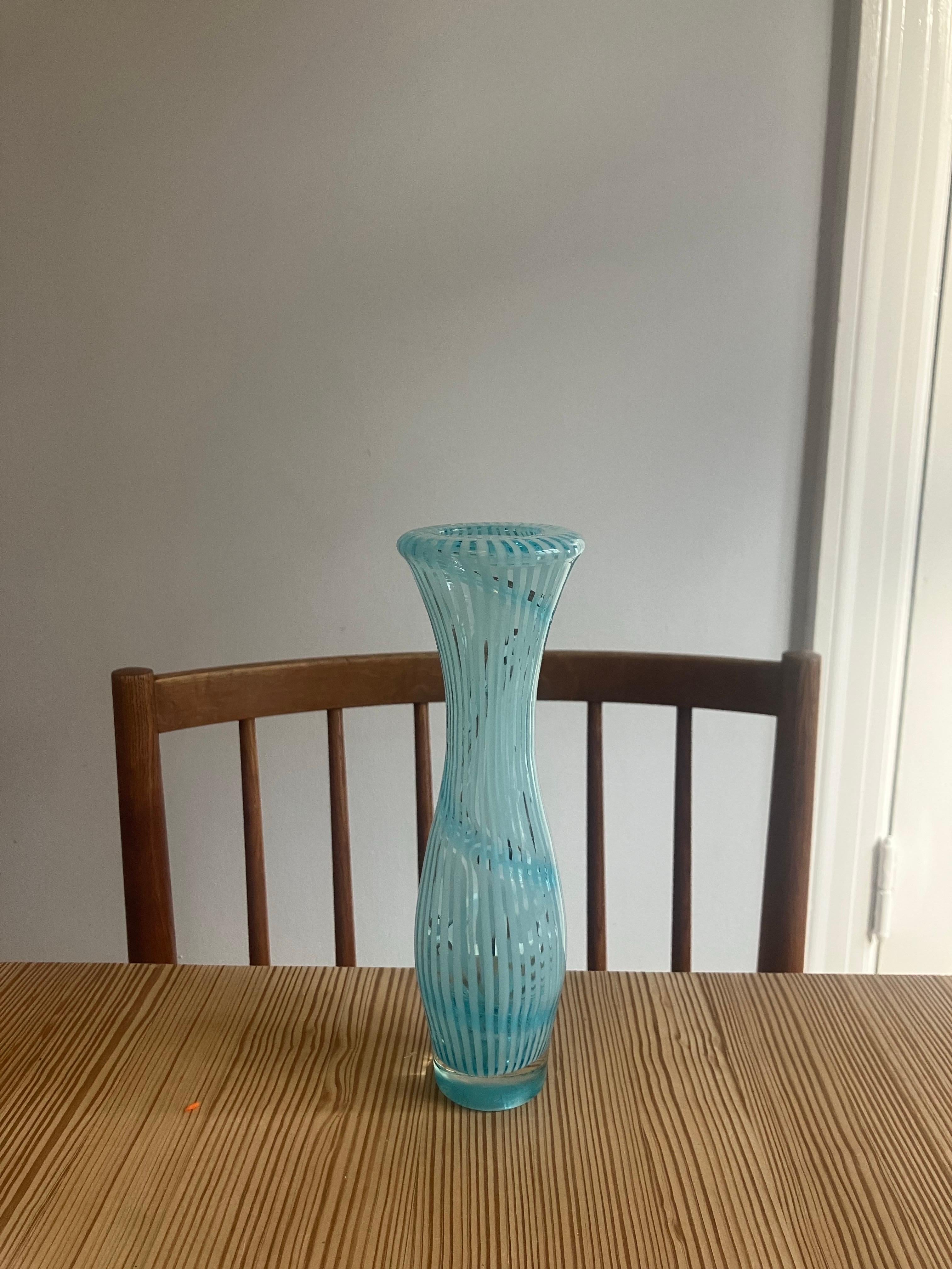 Turcuoise Jarrón de cristal soplado a mano de Murano italiano con motivo de remolino. en venta 1