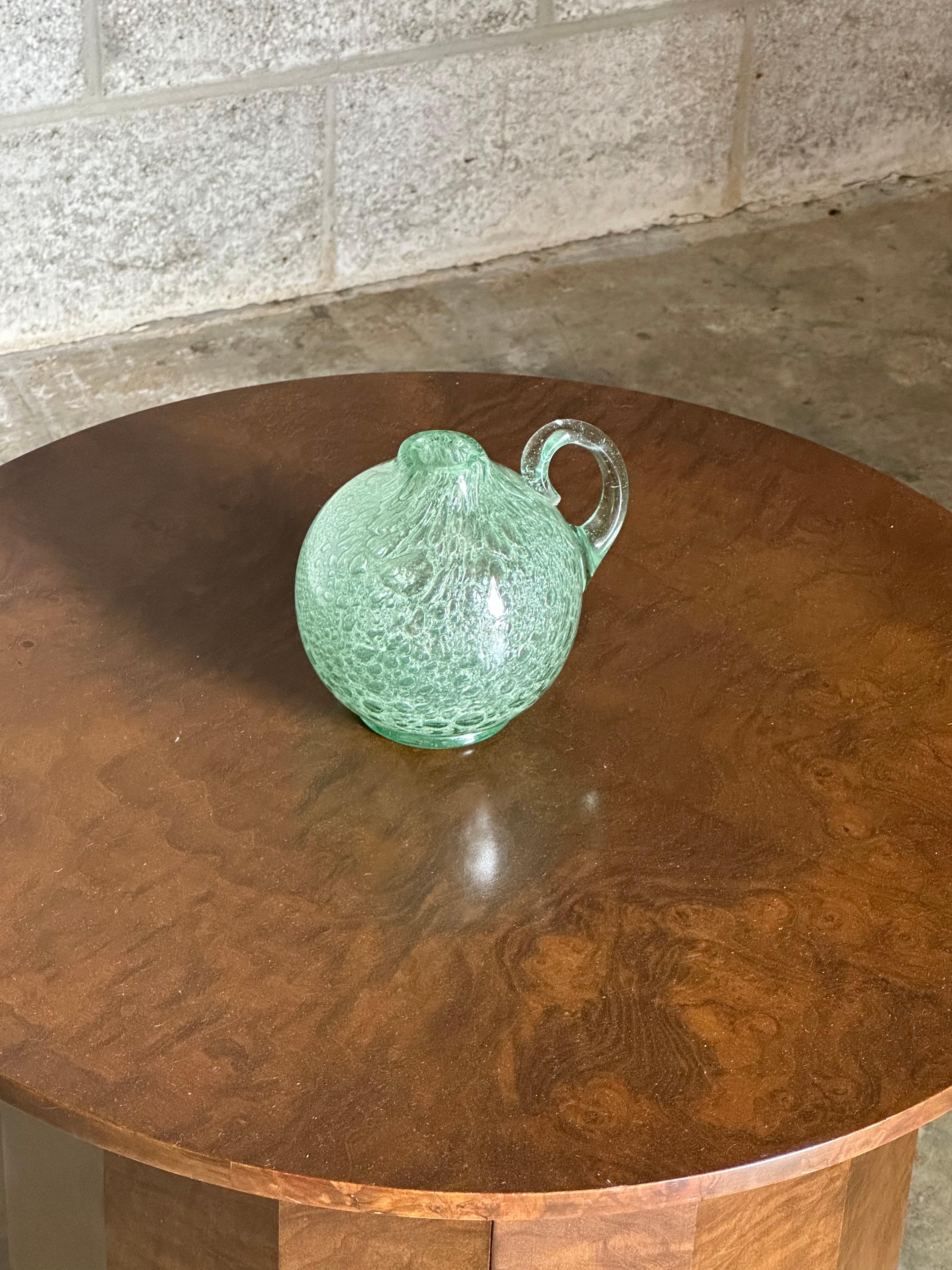 Uno splendido vaso a brocca in vetro soffiato con manico di Ture Berglund. Realizzato in Svezia negli anni '40 circa. Colore e forma davvero fantastici. Il vaso riprende in gran parte l'artigianato svedese e i disegni organici che sono così attuali.