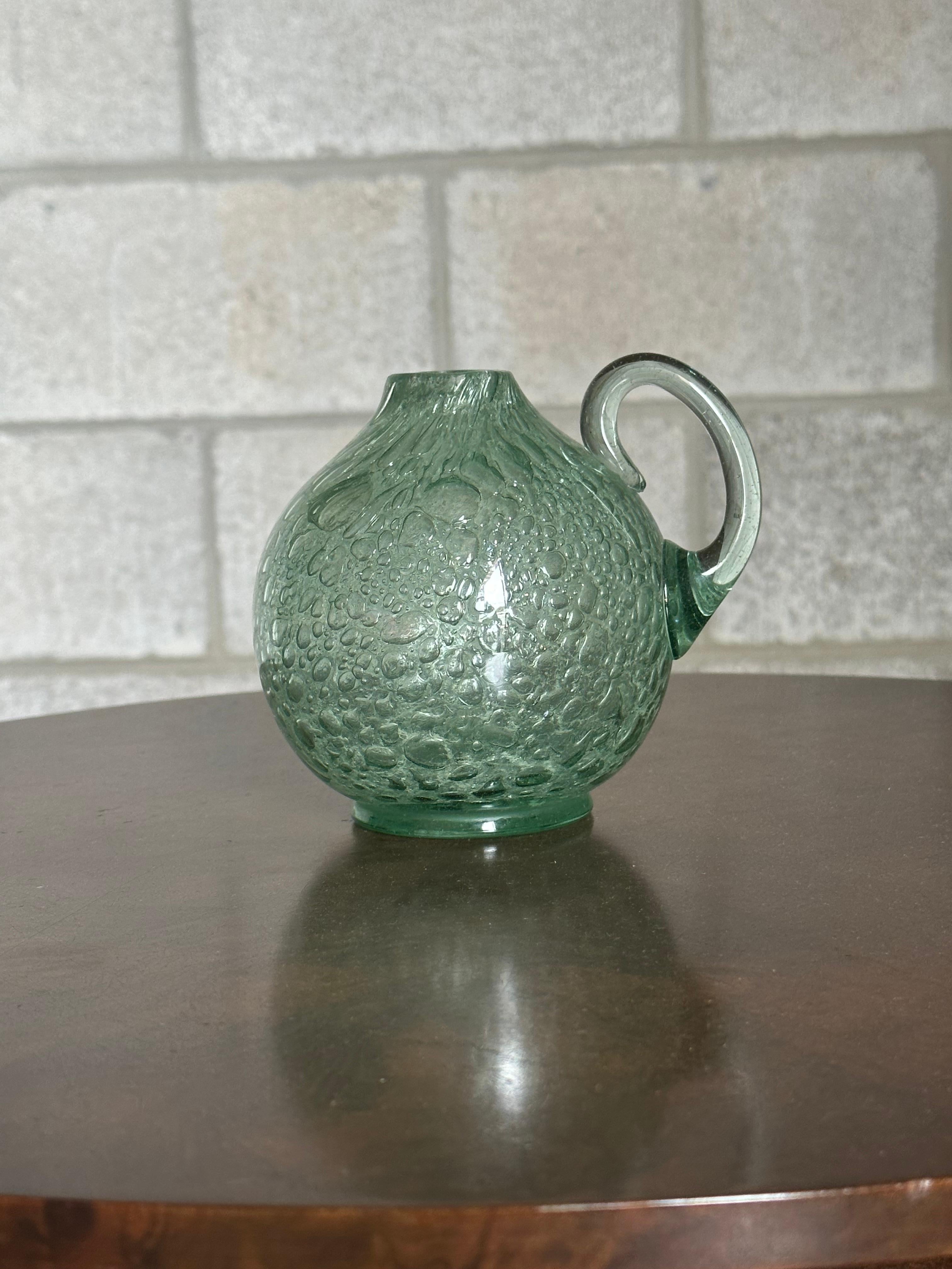Mid-Century moderno Vaso brocca in vetro con manico di Ture Berglund, Svezia in vendita