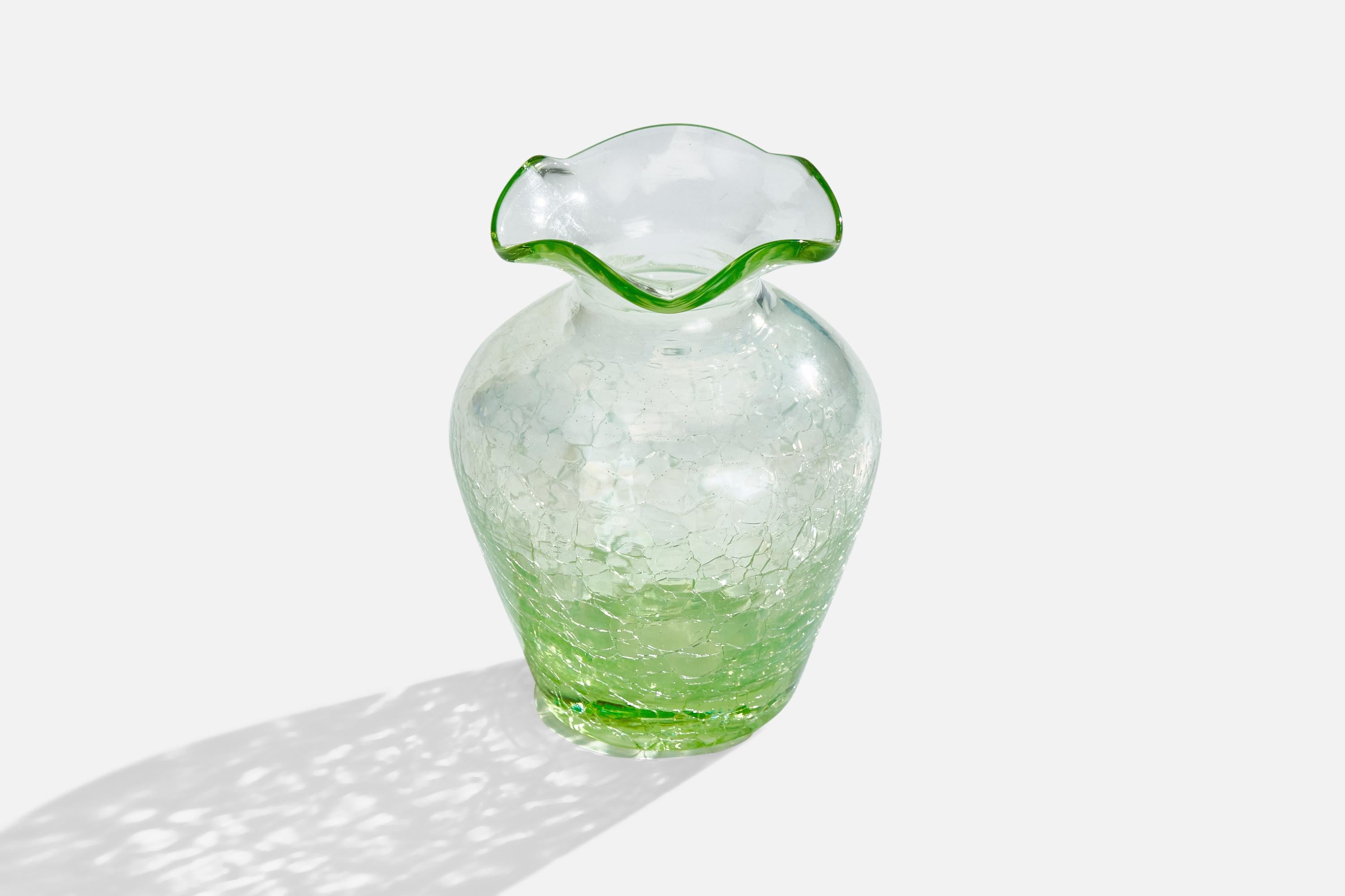 Petit vase en verre soufflé conçu par Ture Berglund et produit par Skansens Glasbruk, Suède, années 1940.