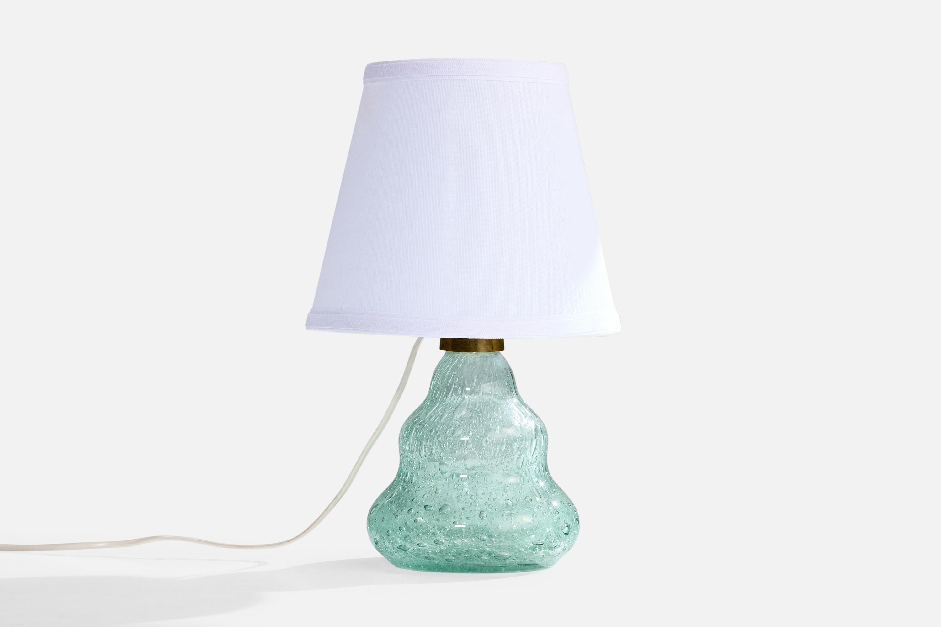 Lampe de table en verre et en laiton, conçue par Ture Berglund et produite par Skansen glas, Suède, c. 1940s.

Dimensions de la lampe (pouces) : 9.4 