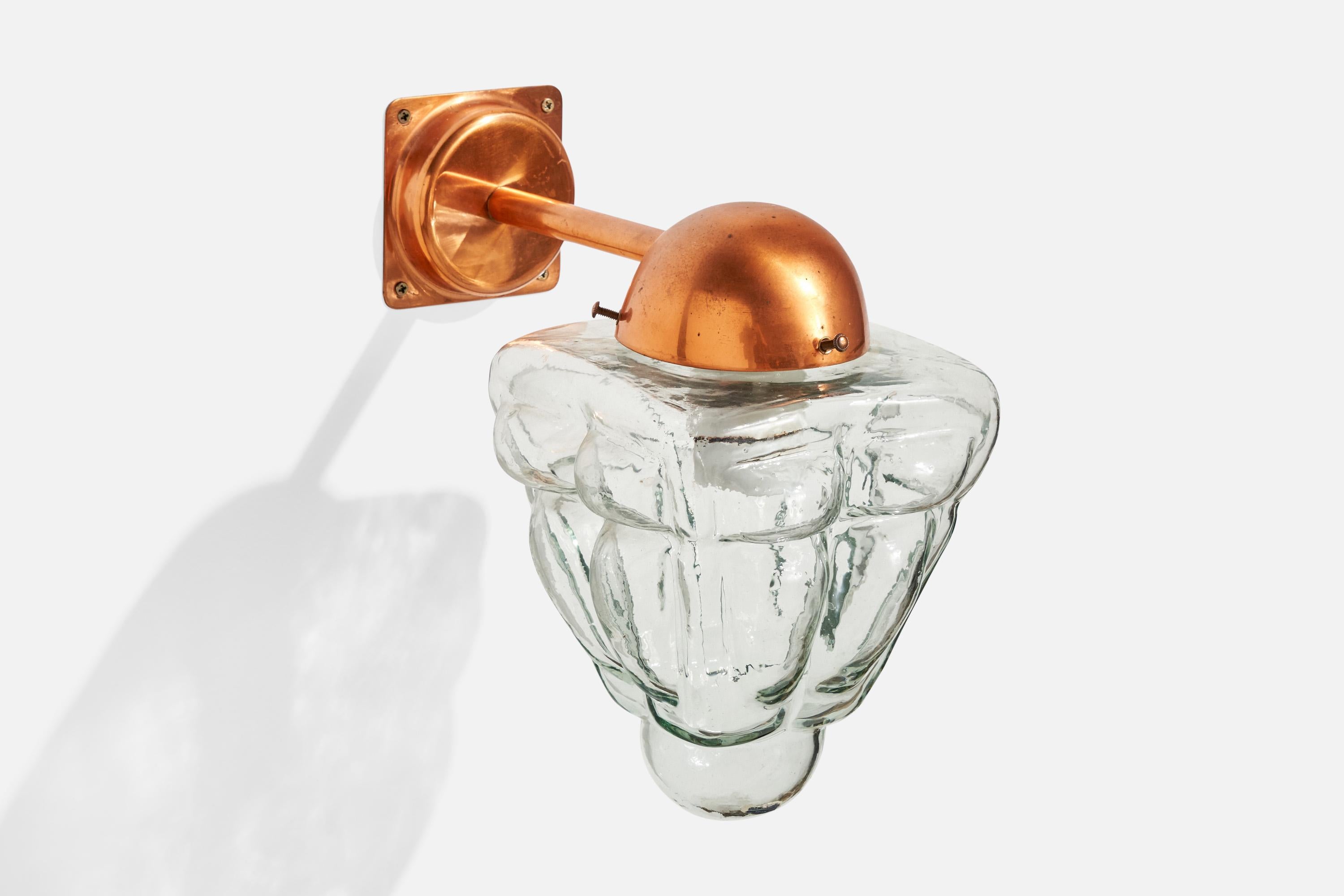 Aplique de cobre y vidrio soplado diseñado por Ture Berglund y producido por Skansen Glas, Suecia, década de 1940.

Dimensiones totales (pulgadas): 11,5