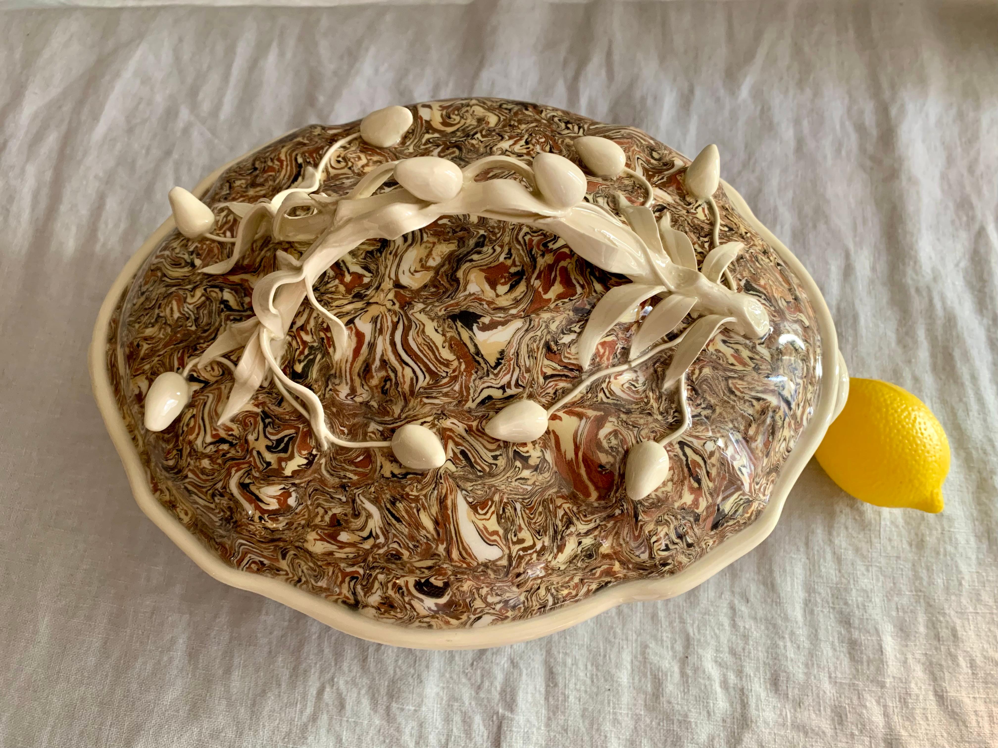 Absolutely wonderful tureen decorated with olive branches as handles - in 