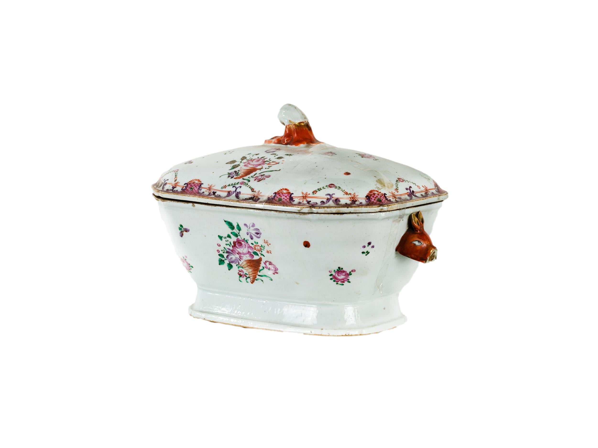 Pink porcelain tureen of the Portuguese India Company ( Companhia das Índias) of the Rose Family.
In white porcelain, red and pink details, floral motif, handles in the shape of a hare's head and lid handle in the shape of a floral bud. 
Piece from