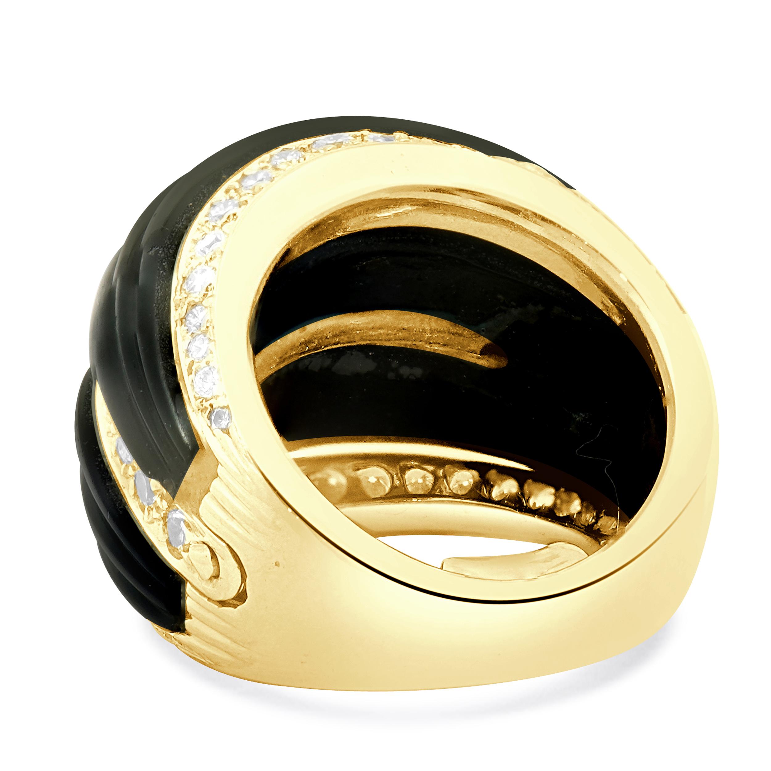 Turi Anillo Bomba de Ónix y Diamantes en Oro Amarillo de 18 Kilates Corte brillante en venta
