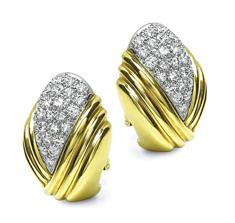 Questo è un fantastico paio di orecchini in oro giallo e bianco 18 carati di Turi. Gli orecchini sono caratterizzati da scintillanti diamanti a taglio rotondo che pesano circa 3.00 carati. Il colore di questi diamanti è F con purezza VS. Gli