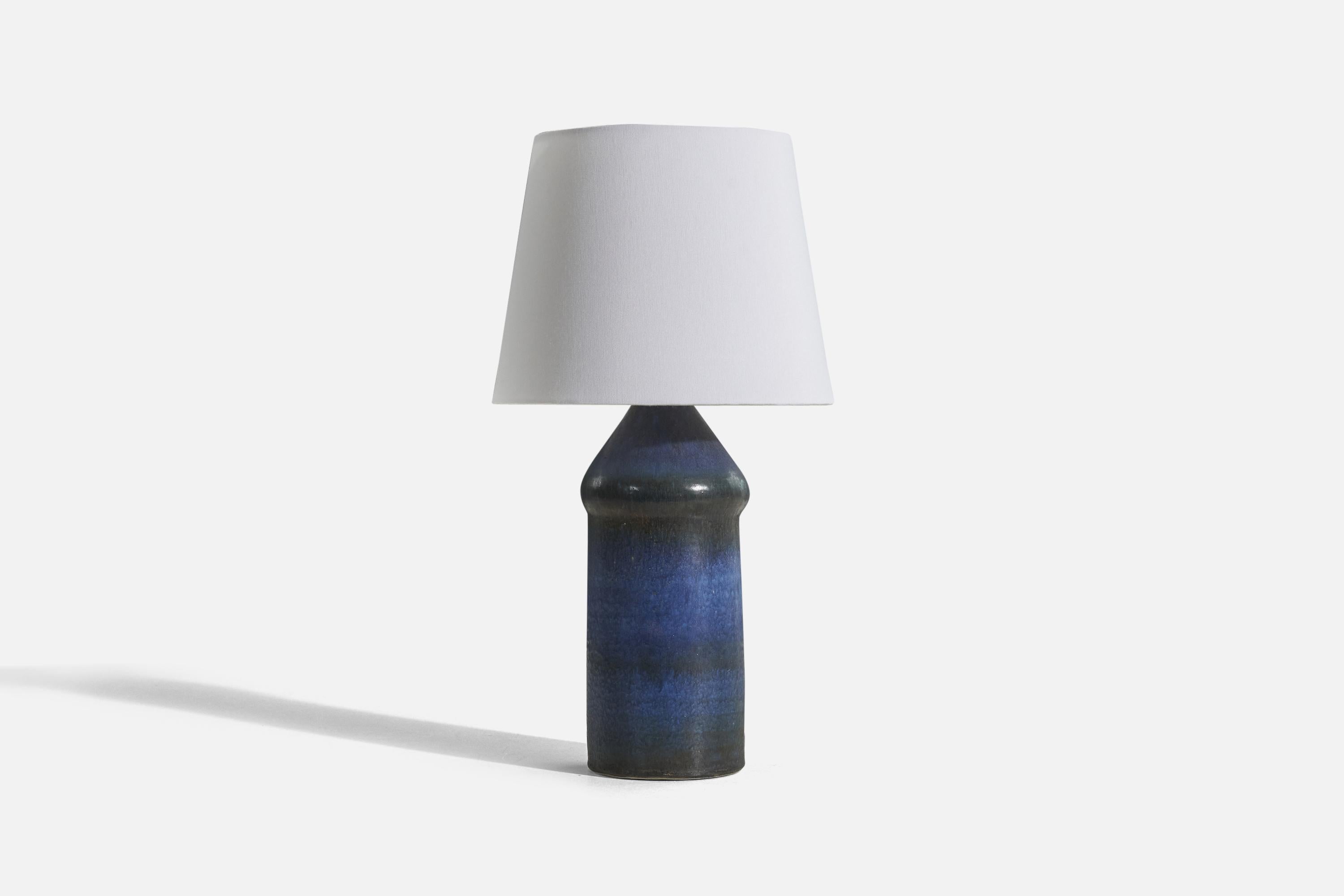 Lampe de table en grès bleu et noir conçue et produite par Turid Mjelve, Norvège, C.C.. 

Vendu sans abat-jour. 
Dimensions de la lampe (pouces) : 14,43 x 5 x 5 (H x L x P)
Dimensions de l'abat-jour (pouces) : 7,5 x 10 x 8 (T x B x