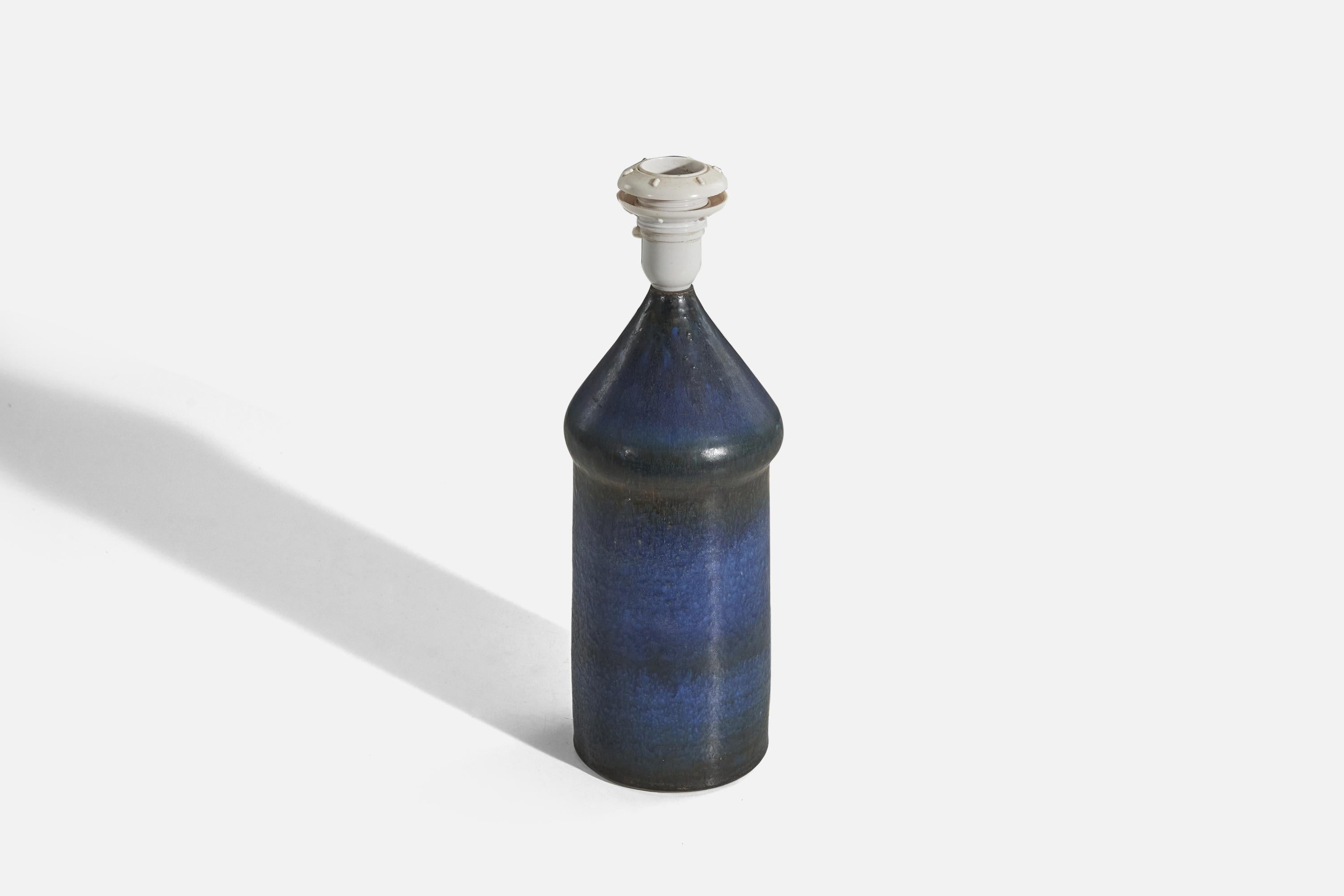 Lampe de bureau Turid Mjelve, bleue et noire, grès, Norvège, 1970 Bon état - En vente à High Point, NC