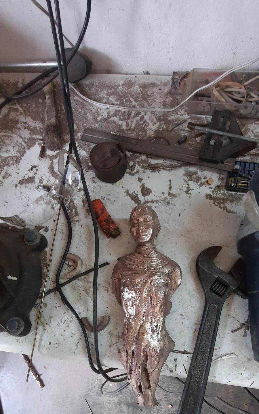 XXI secolo e contemporaneo Ragazza Turkana - Scultura africana in bronzo in vendita