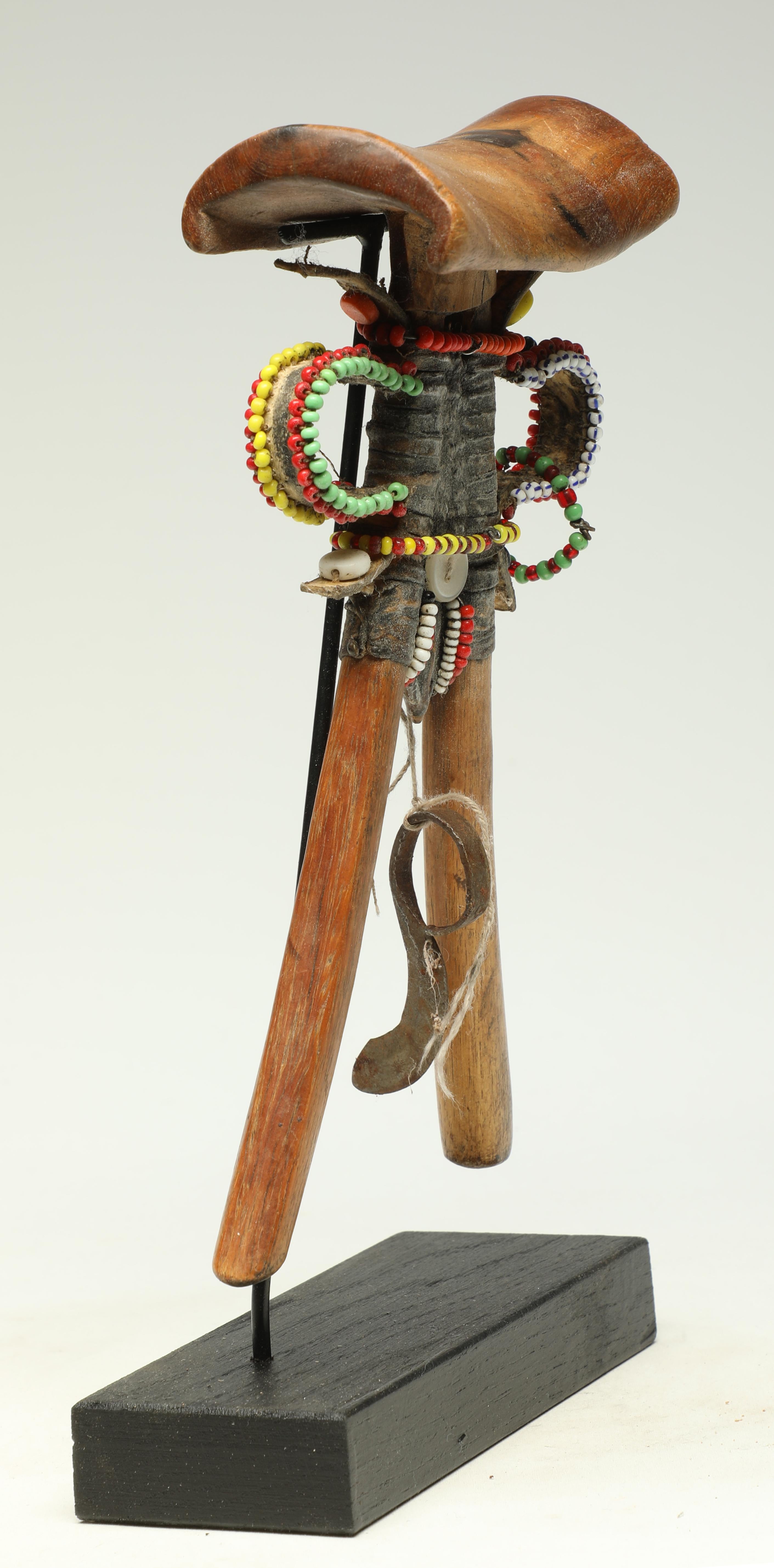 Turkana Stammesholz-Kopfstütze, stilisierte menschliche Form, afrikanische Perlenbesatzung (Stammeskunst) im Angebot