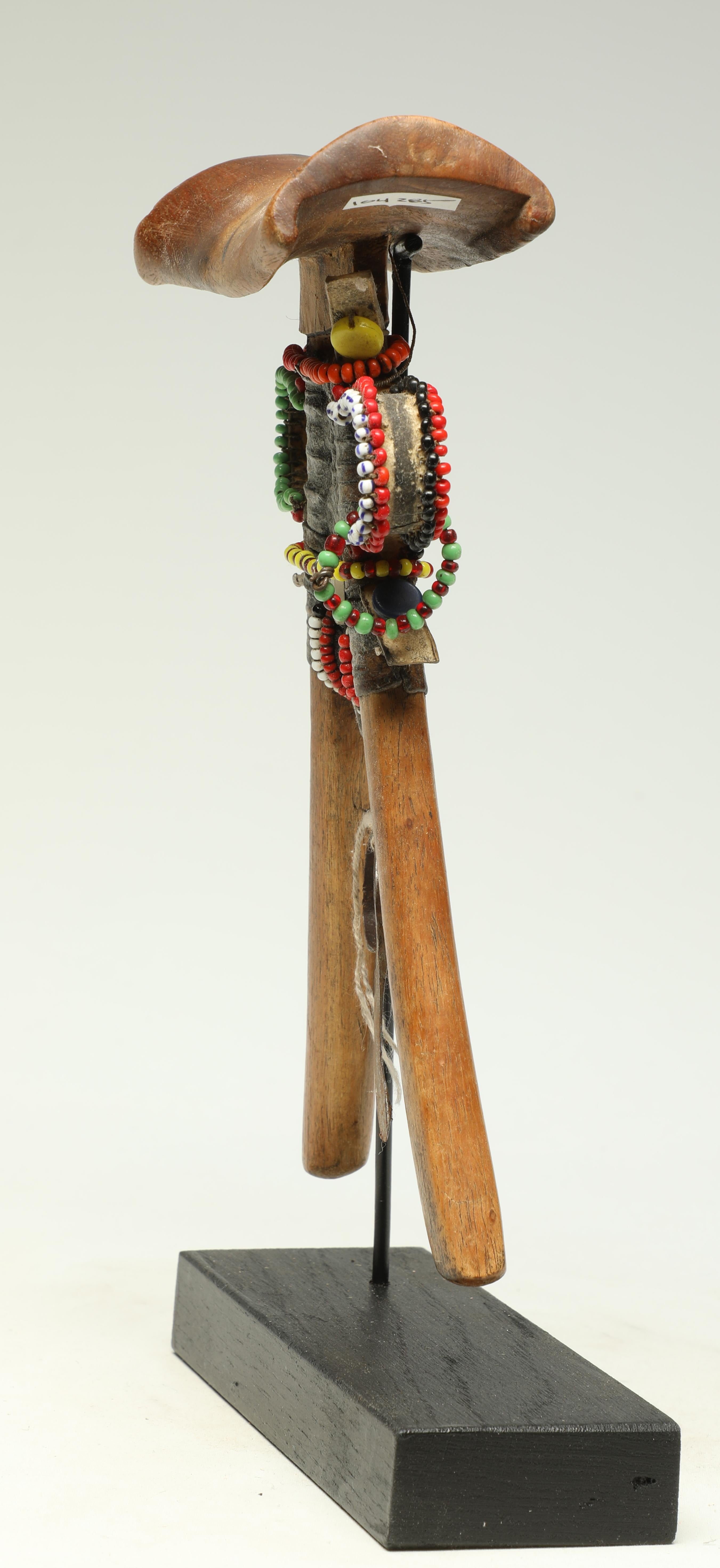 Turkana Stammesholz-Kopfstütze, stilisierte menschliche Form, afrikanische Perlenbesatzung (Kenianisch) im Angebot