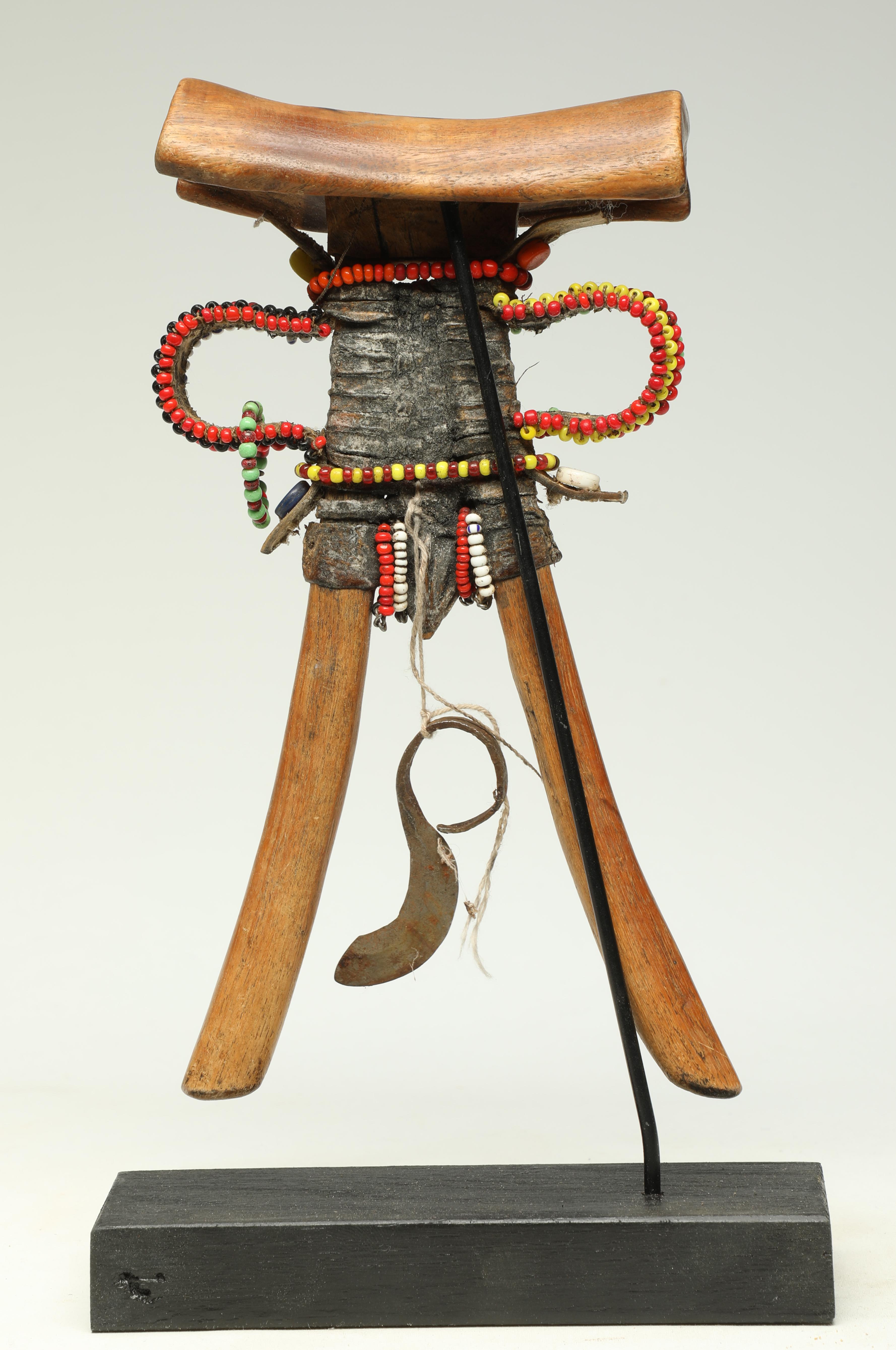Turkana Stammesholz-Kopfstütze, stilisierte menschliche Form, afrikanische Perlenbesatzung (Handgeschnitzt) im Angebot