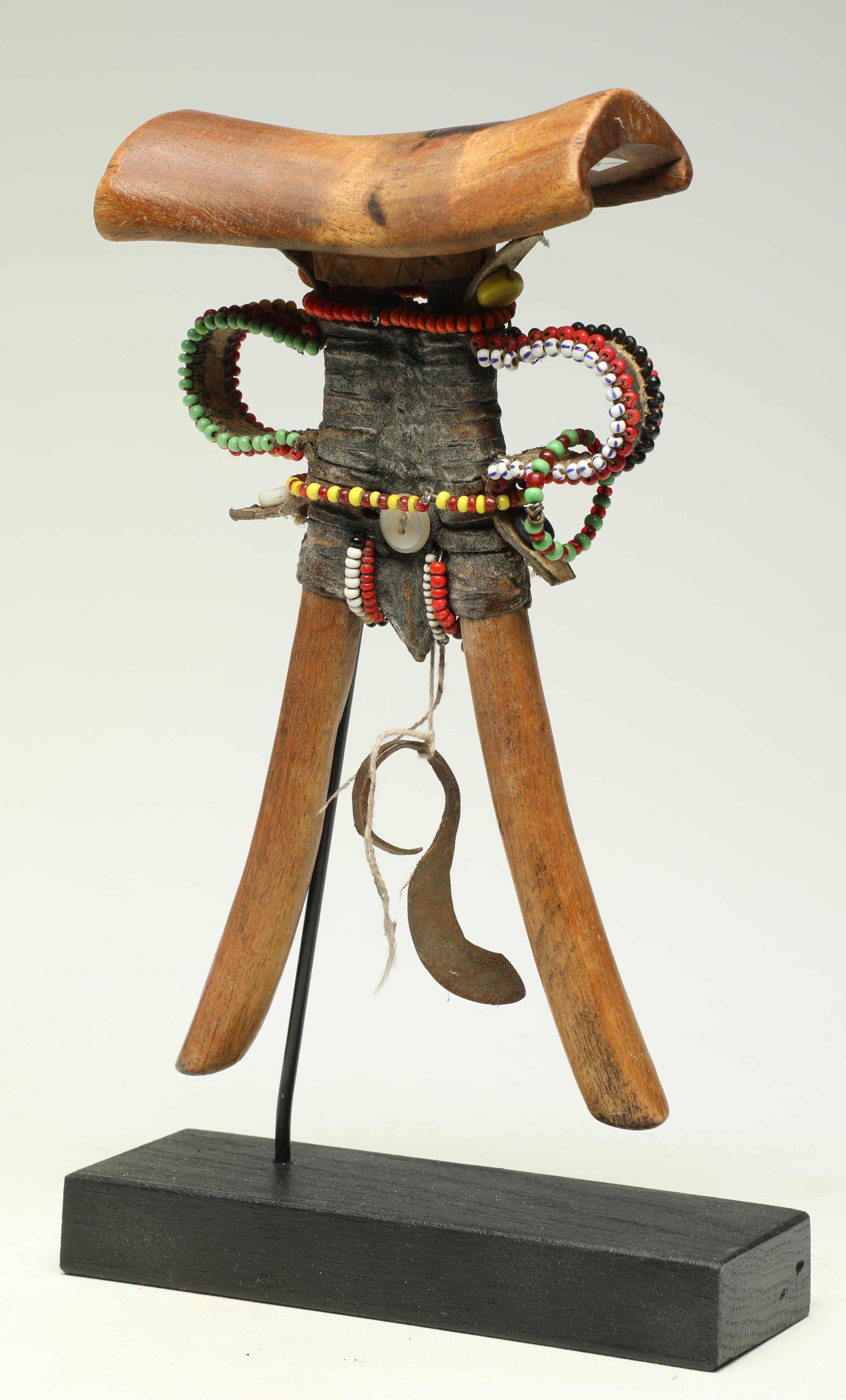 Turkana Stammesholz-Kopfstütze, stilisierte menschliche Form, afrikanische Perlenbesatzung im Zustand „Starke Gebrauchsspuren“ im Angebot in Point Richmond, CA