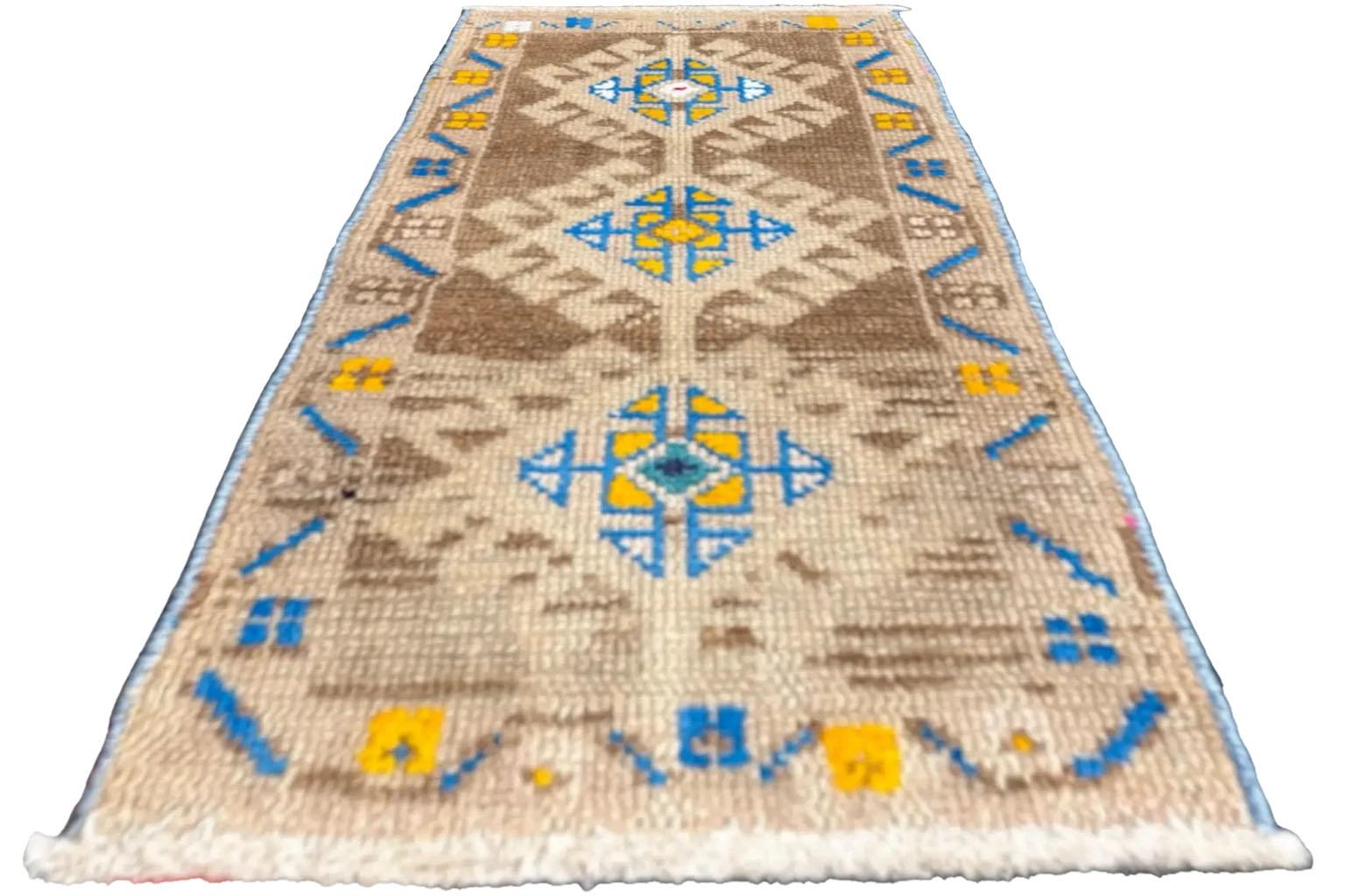 Hand-Woven Turkey Anatolia Small Rug - Ivory Yellow Blue For Sale