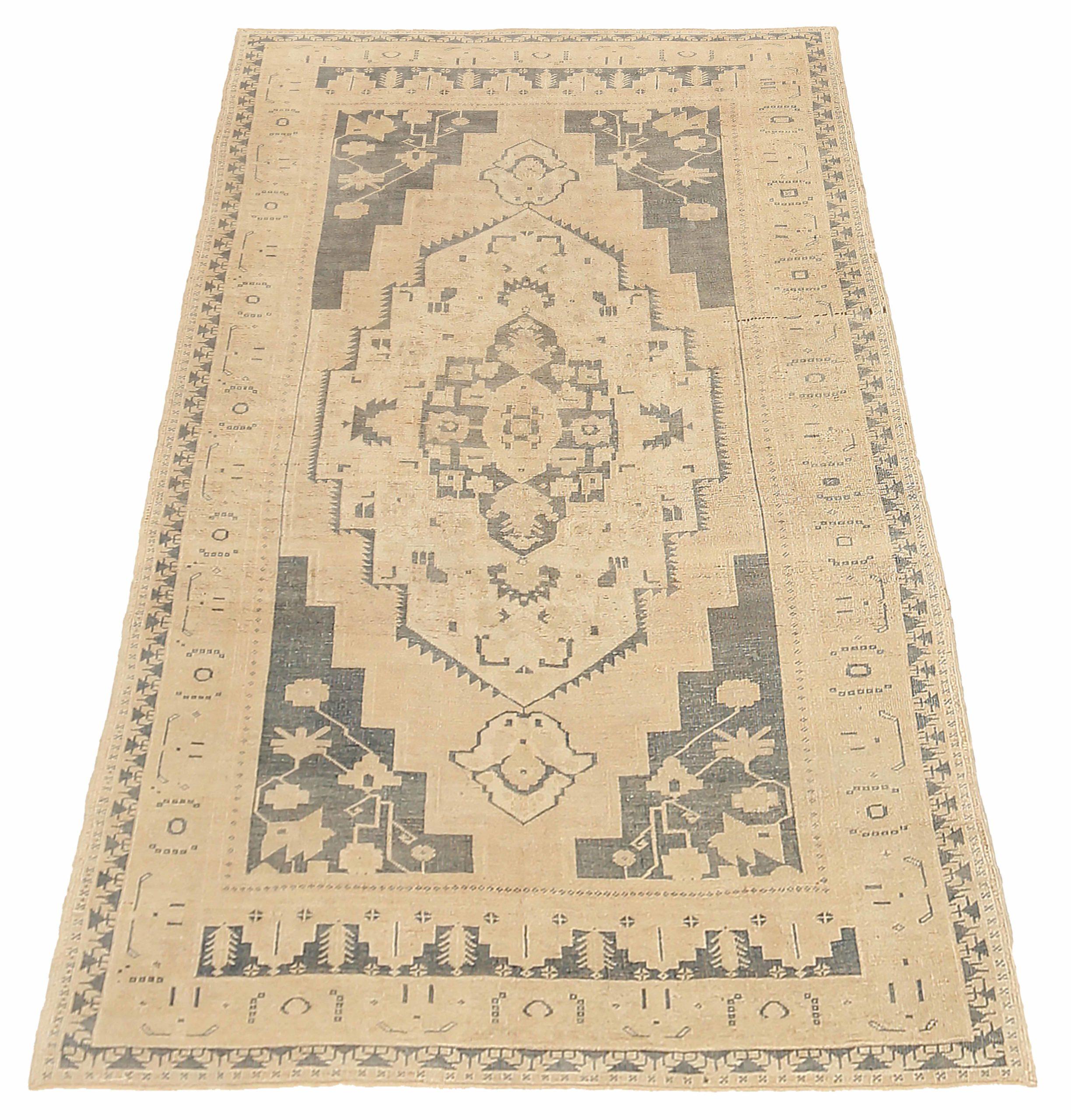 Découvrez l'élégance des tapis de la collection Turkey Anatoly de Circa 1940. Conçu avec de la laine et du BrownGrayIvory, ce design exclusif est parfait pour mettre en valeur votre espace.
