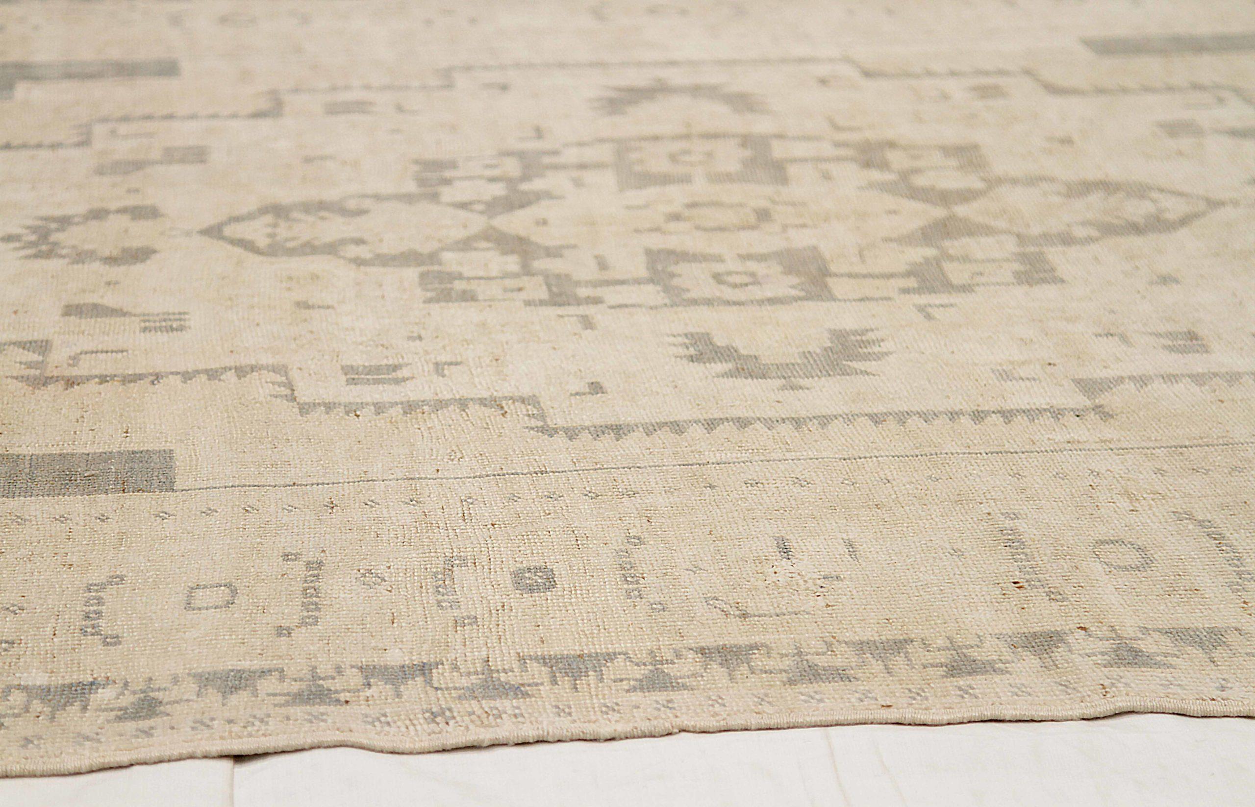Turkey Anatoly Area Rugs Circa 1940 - Wool Brown Gray Ivory Design - 92494 Excellent état - En vente à Dallas, TX