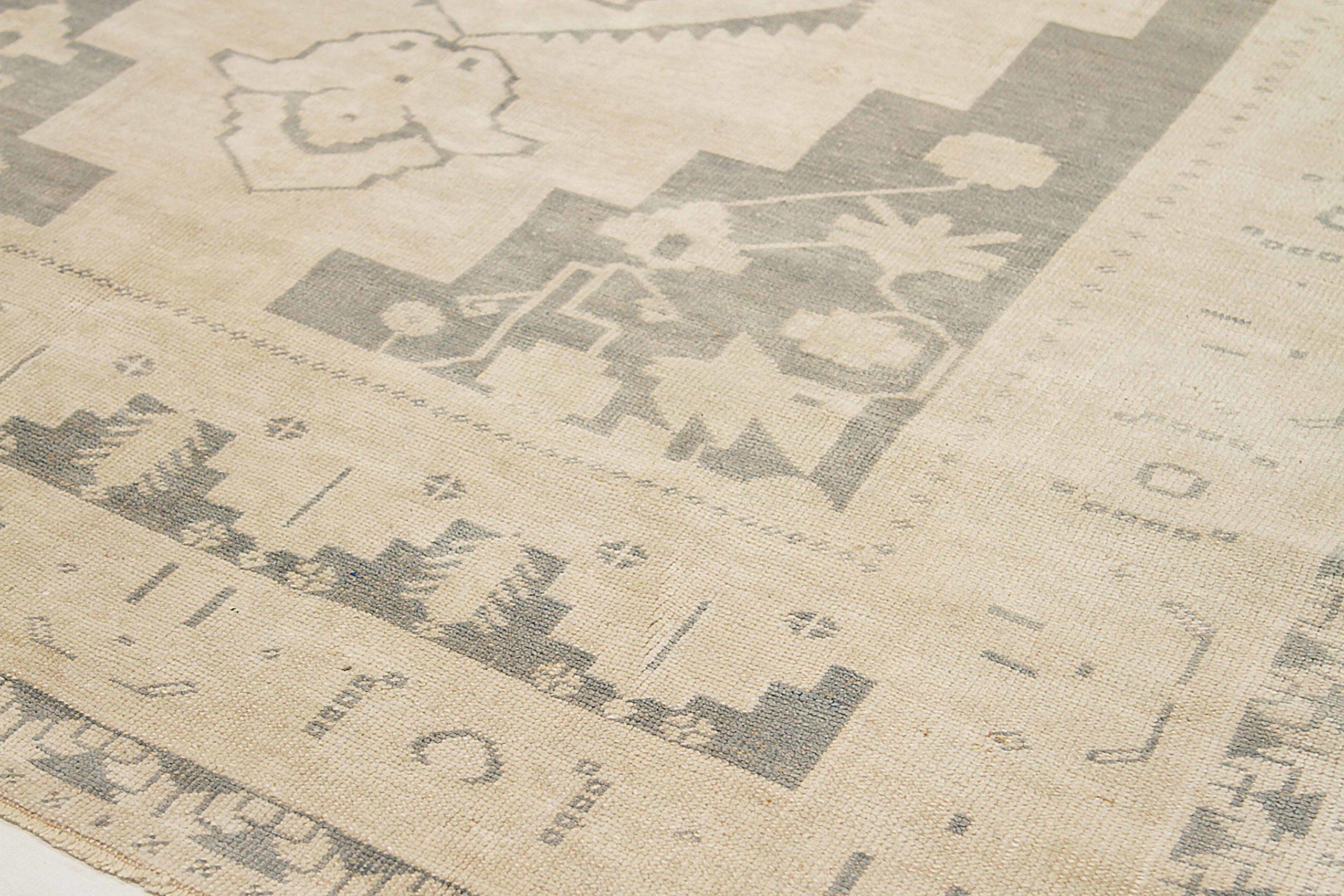 20ième siècle Turkey Anatoly Area Rugs Circa 1940 - Wool Brown Gray Ivory Design - 92494 en vente