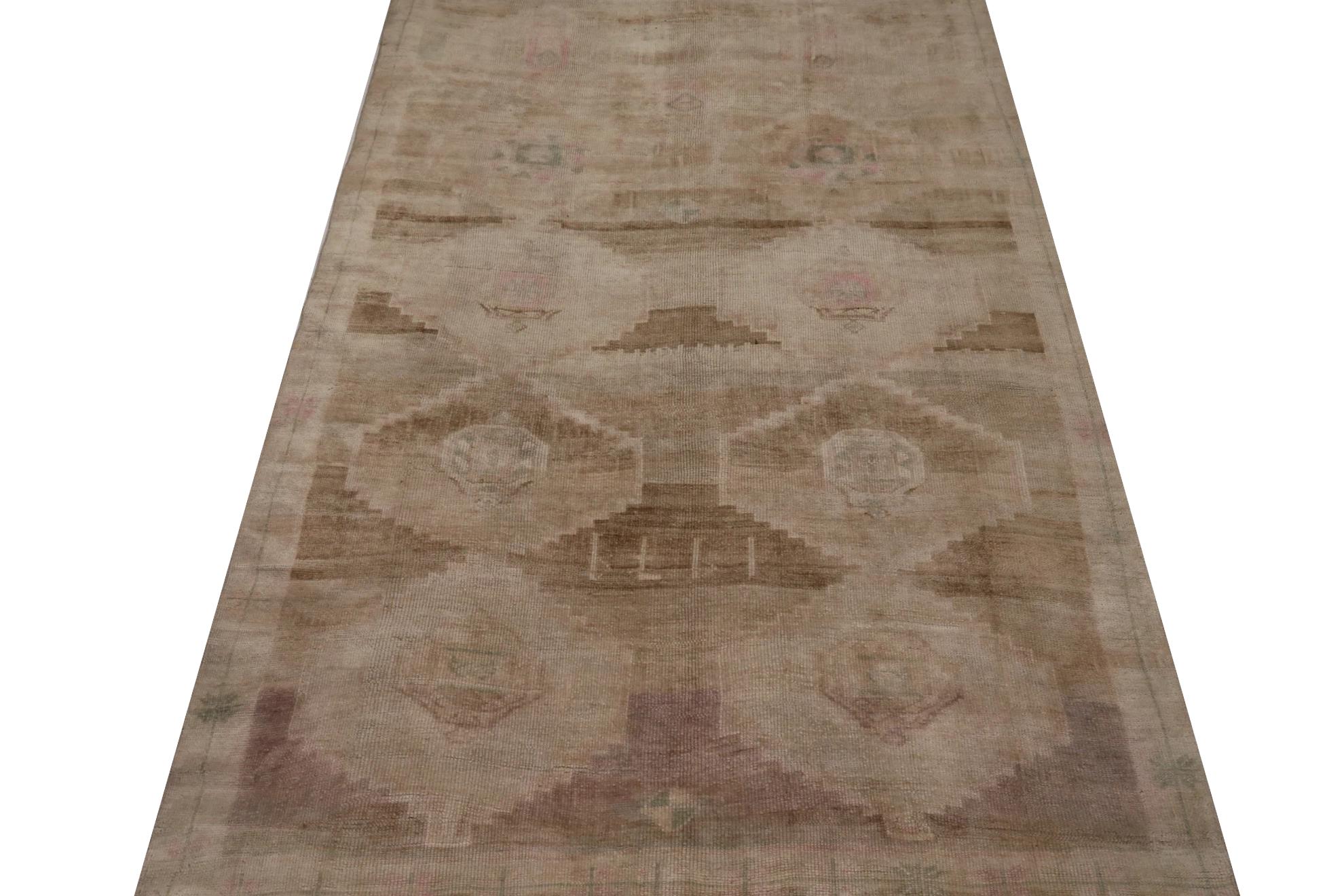 Scopri l'eleganza della Turchia Anatoly con i tappeti CIRCA del 1940. Progettato con lana e marrone-avorio-rosa, questo design esclusivo è perfetto per valorizzare il tuo spazio.