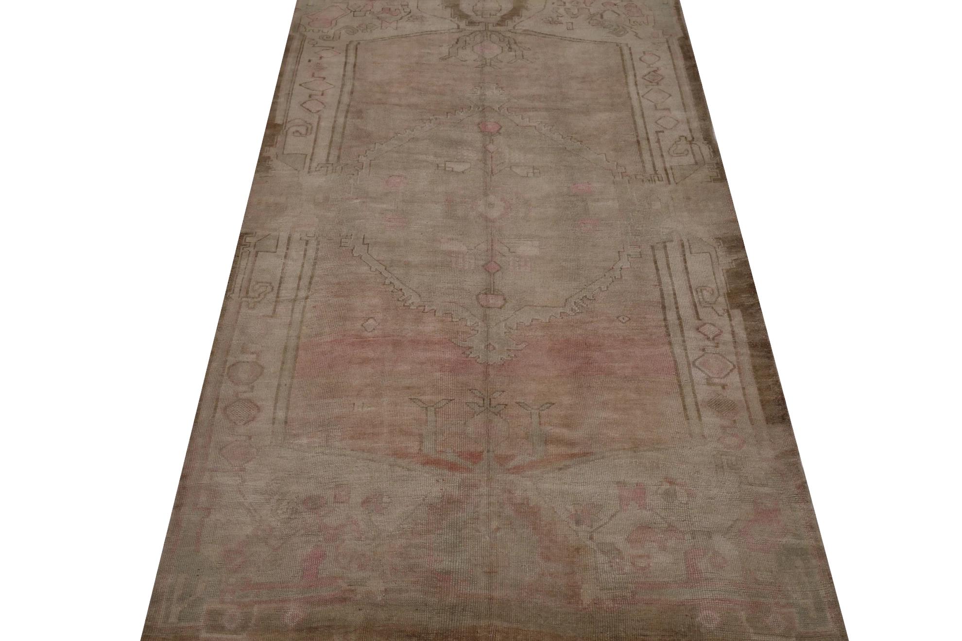 Entdecken Sie die Eleganz von Turkey Anatoly mit Teppichen aus der Zeit um 1940. Dieses exklusive Design aus Wolle und Braun-Elfenbein-Rosa ist perfekt, um Ihren Raum zu verschönern.