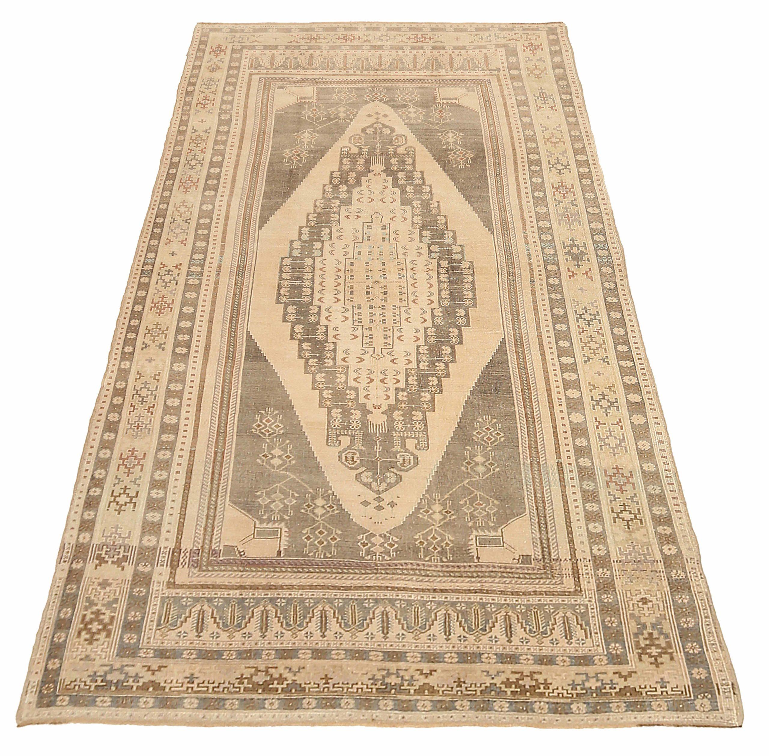 Entdecken Sie die Eleganz von Turkey Anatoly mit Teppichen aus der Zeit um 1940. Dieses exklusive Design aus Wolle und Braun-Elfenbein-Taupe ist perfekt, um Ihren Raum zu verschönern.