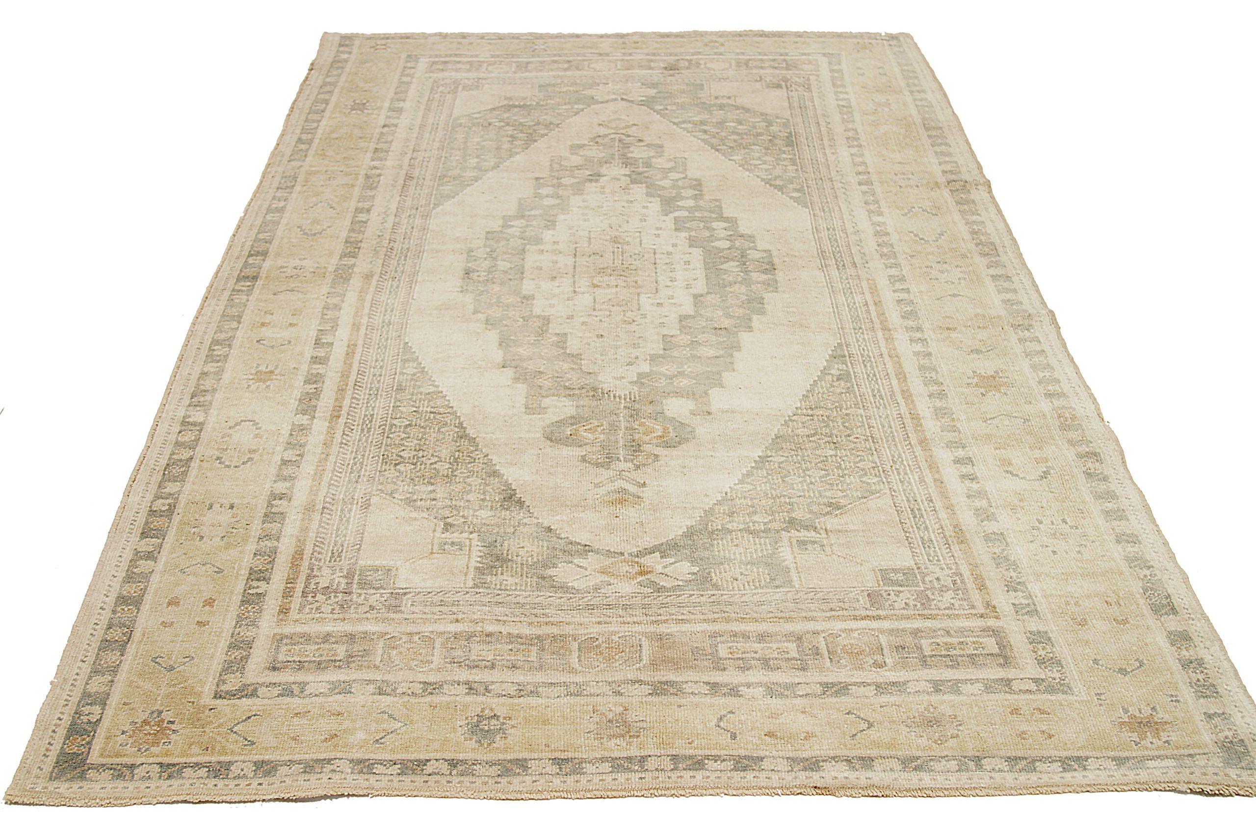Descubre la elegancia de Turquía Anatoly con las alfombras de área de Circa 1940. Diseñado con lana y gris-marfil-amarillo, este diseño exclusivo es perfecto para realzar tu espacio.