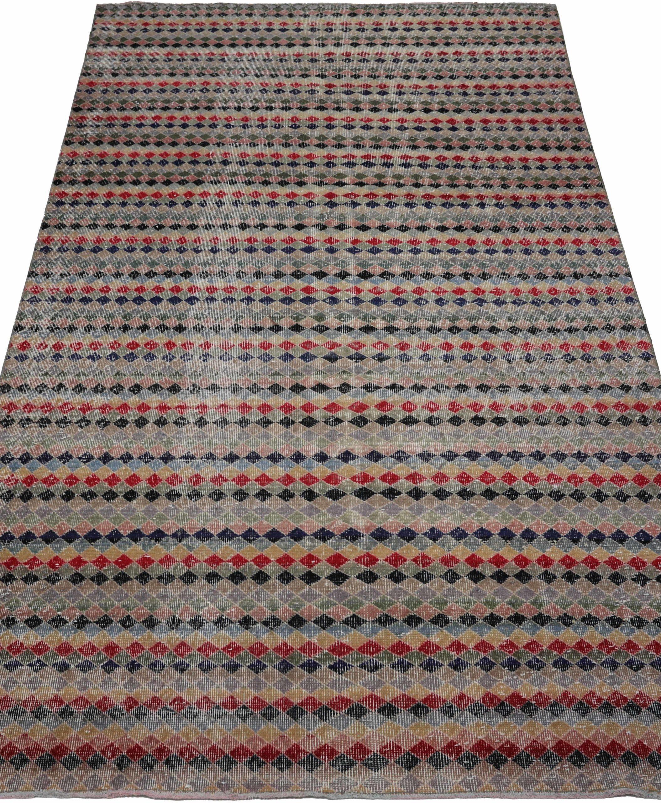 Scopri l'eleganza della Turchia Anatoly con i tappeti CIRCA del 1940. Progettato con lana e nero-blu-verde-rosa-giallo, questo design esclusivo è perfetto per valorizzare il tuo spazio.