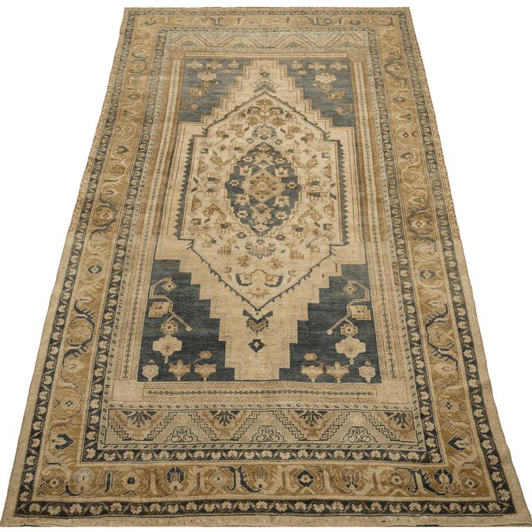 Entdecken Sie die Eleganz von Turkey Anatoly mit Teppichen aus der Zeit um 1940. Dieses exklusive Design aus Wolle und SchwarzBraunGrauElfenbein ist perfekt, um Ihren Raum zu verschönern.