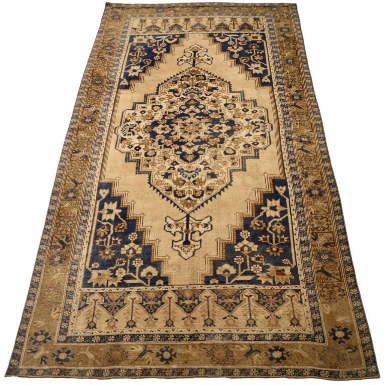 Entdecken Sie die Eleganz von Turkey Anatoly mit Teppichen aus der Zeit um 1940. Dieses exklusive Design aus Wolle und SchwarzBraunElfenbein eignet sich perfekt zur Verschönerung Ihres Raums.