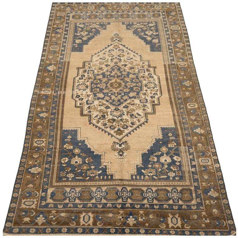 Entdecken Sie die Eleganz von Turkey Anatoly mit Teppichen aus der Zeit um 1940. Dieses exklusive Design aus Wolle und SchwarzBraunElfenbein eignet sich perfekt zur Verschönerung Ihres Raums.