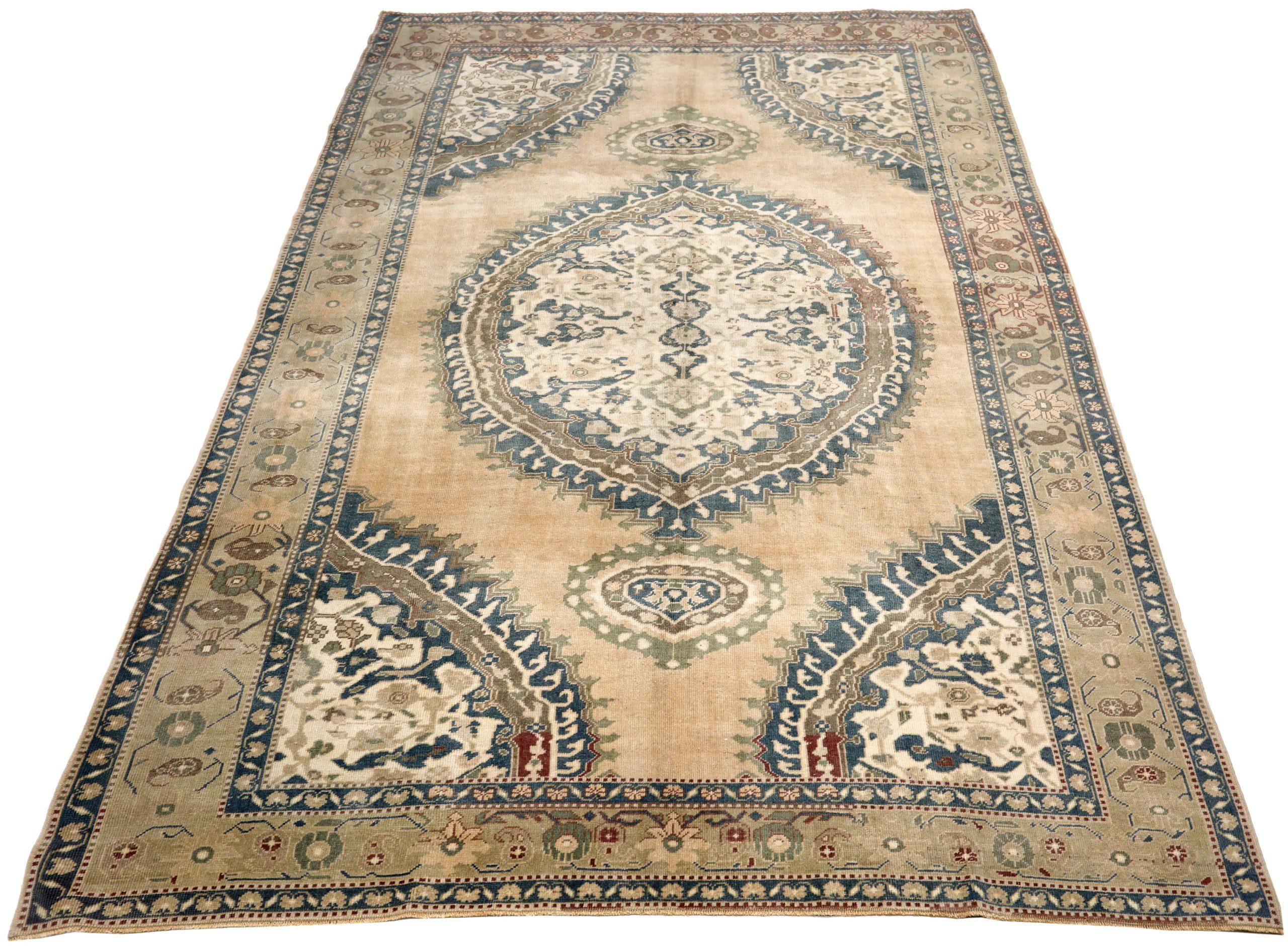 Scopri l'eleganza della Turchia Anatoly con i tappeti CIRCA del 1940. Progettato con Lana e NeroBrunoIvorioTaupe, questo design esclusivo è perfetto per valorizzare il tuo spazio.
