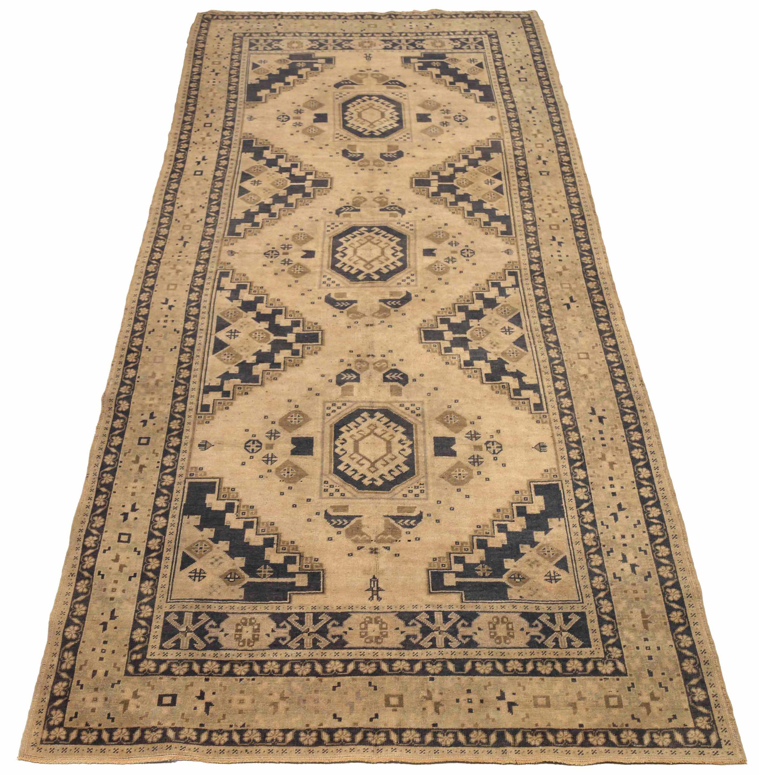 Entdecken Sie die Eleganz von Turkey Anatoly mit Teppichen aus der Zeit um 1940. Dieses exklusive Design aus Wolle und Schwarz-Elfenbein eignet sich perfekt, um Ihren Raum aufzuwerten.