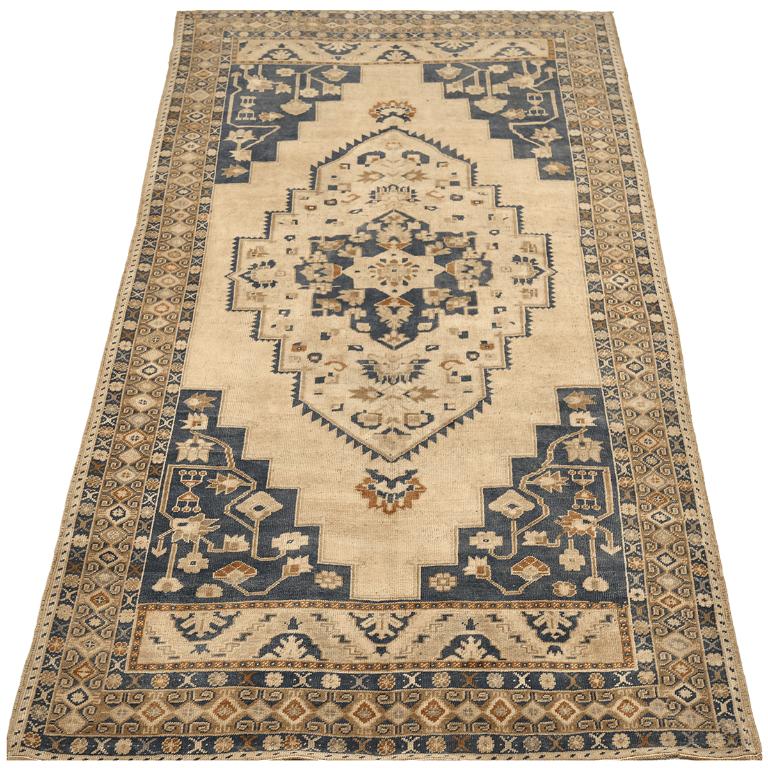 Entdecken Sie die Eleganz von Turkey Anatoly mit Teppichen aus der Zeit um 1940. Dieses exklusive Design aus Wolle und Schwarz-Elfenbein eignet sich perfekt, um Ihren Raum aufzuwerten.
