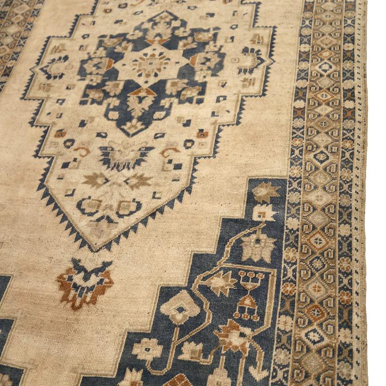 Türkische Anatoly-Teppiche - Wolle Schwarz Elfenbein Design - 92952 (20. Jahrhundert) im Angebot