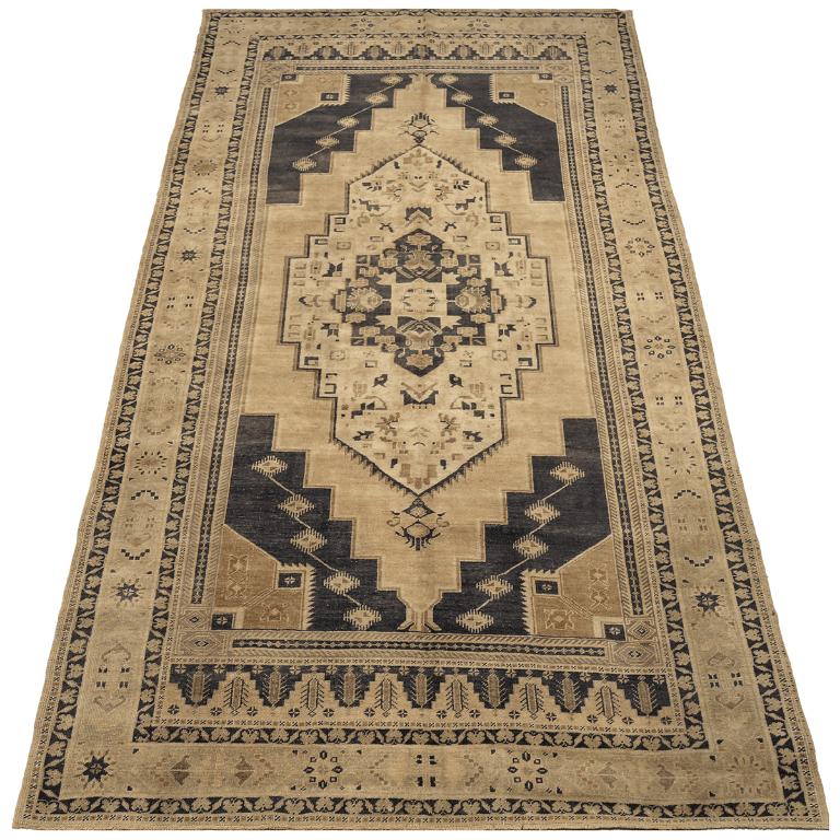 Entdecken Sie die Eleganz von Turkey Anatoly mit Teppichen aus der Zeit um 1940. Dieses exklusive Design aus Wolle und Schwarz-Elfenbein eignet sich perfekt, um Ihren Raum aufzuwerten.
