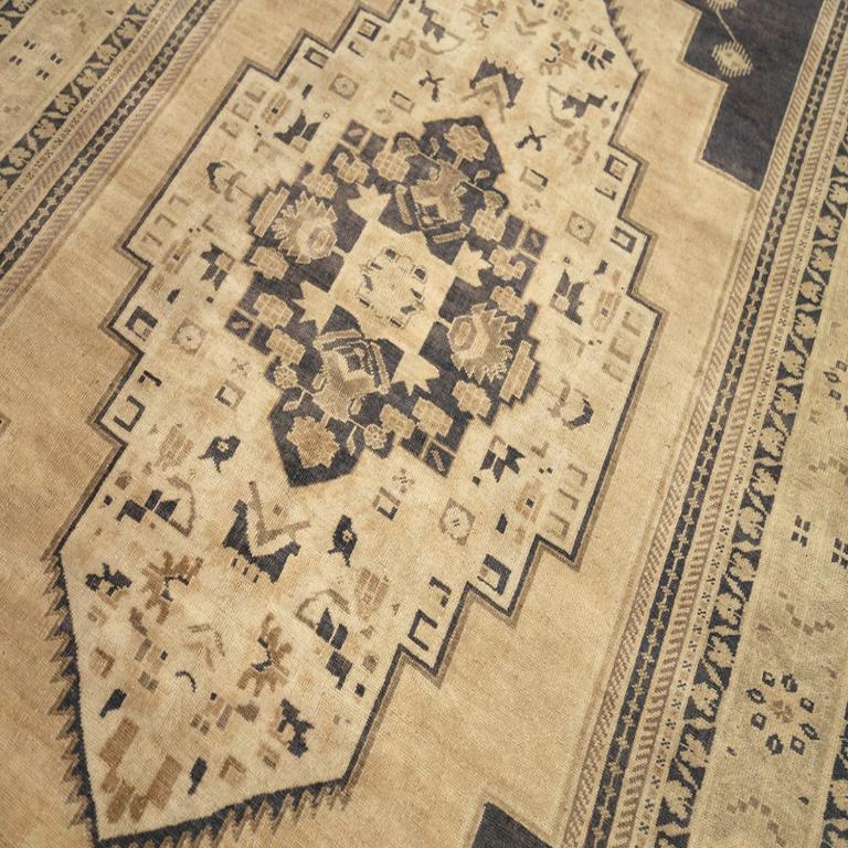 Türkische Anatoly-Teppiche - Wolle Schwarz Elfenbein Design - 92954 im Zustand „Hervorragend“ im Angebot in Dallas, TX