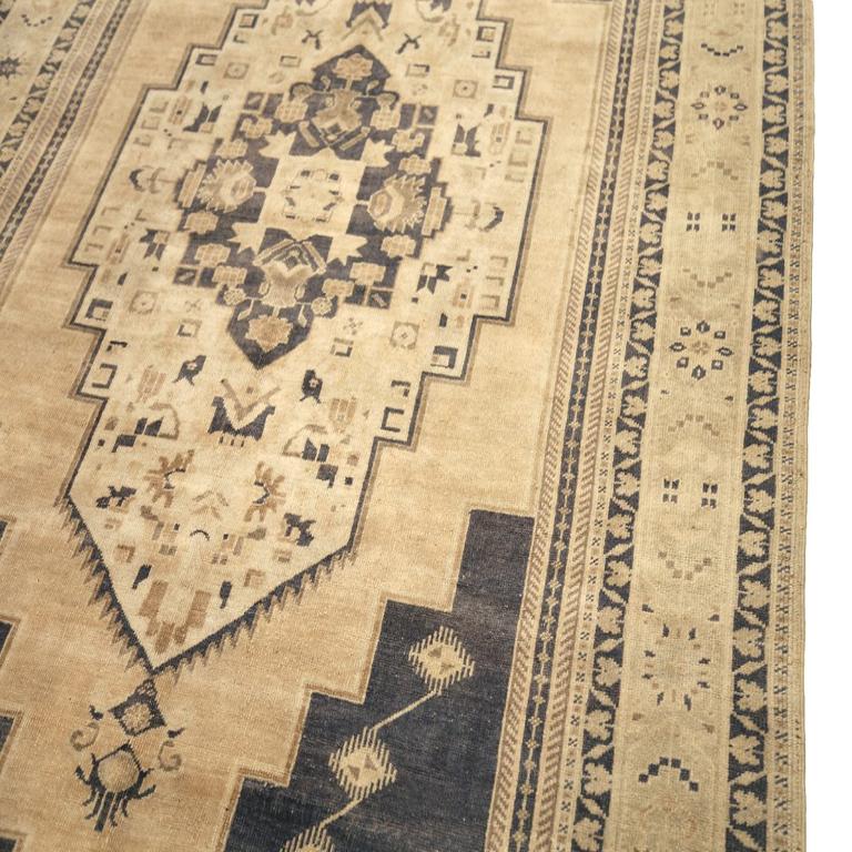 Türkische Anatoly-Teppiche - Wolle Schwarz Elfenbein Design - 92954 (20. Jahrhundert) im Angebot