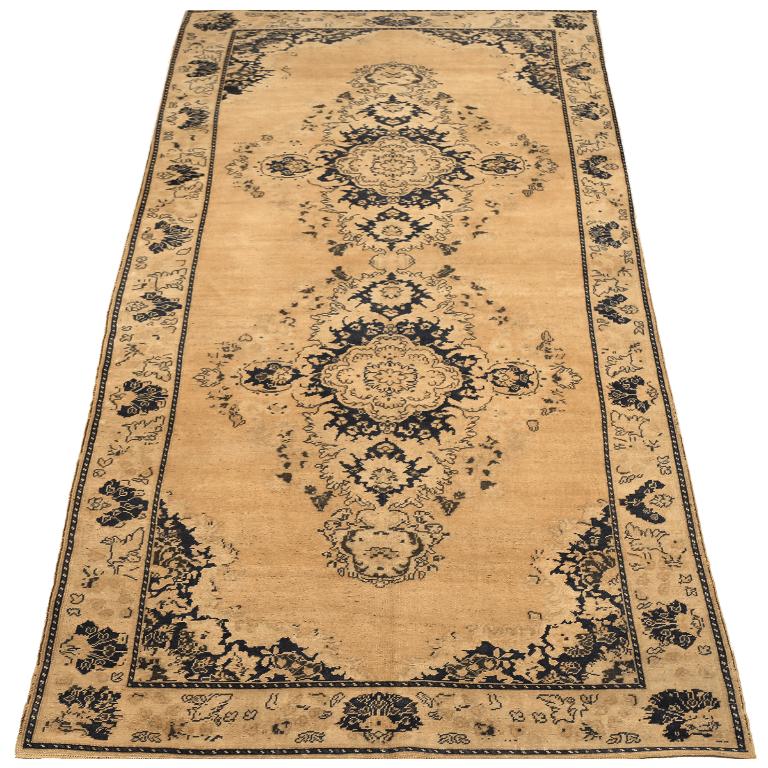 Scopri l'eleganza della Turchia Anatoly con i tappeti CIRCA del 1940. Progettato in lana e nero-avorio, questo design esclusivo è perfetto per valorizzare il tuo spazio.