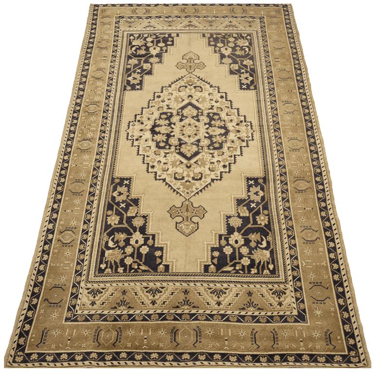 Descubre la elegancia de Turquía Anatoly con las alfombras de área de Circa 1940. Diseñado con lana y negro-marfil, este diseño exclusivo es perfecto para realzar tu espacio.