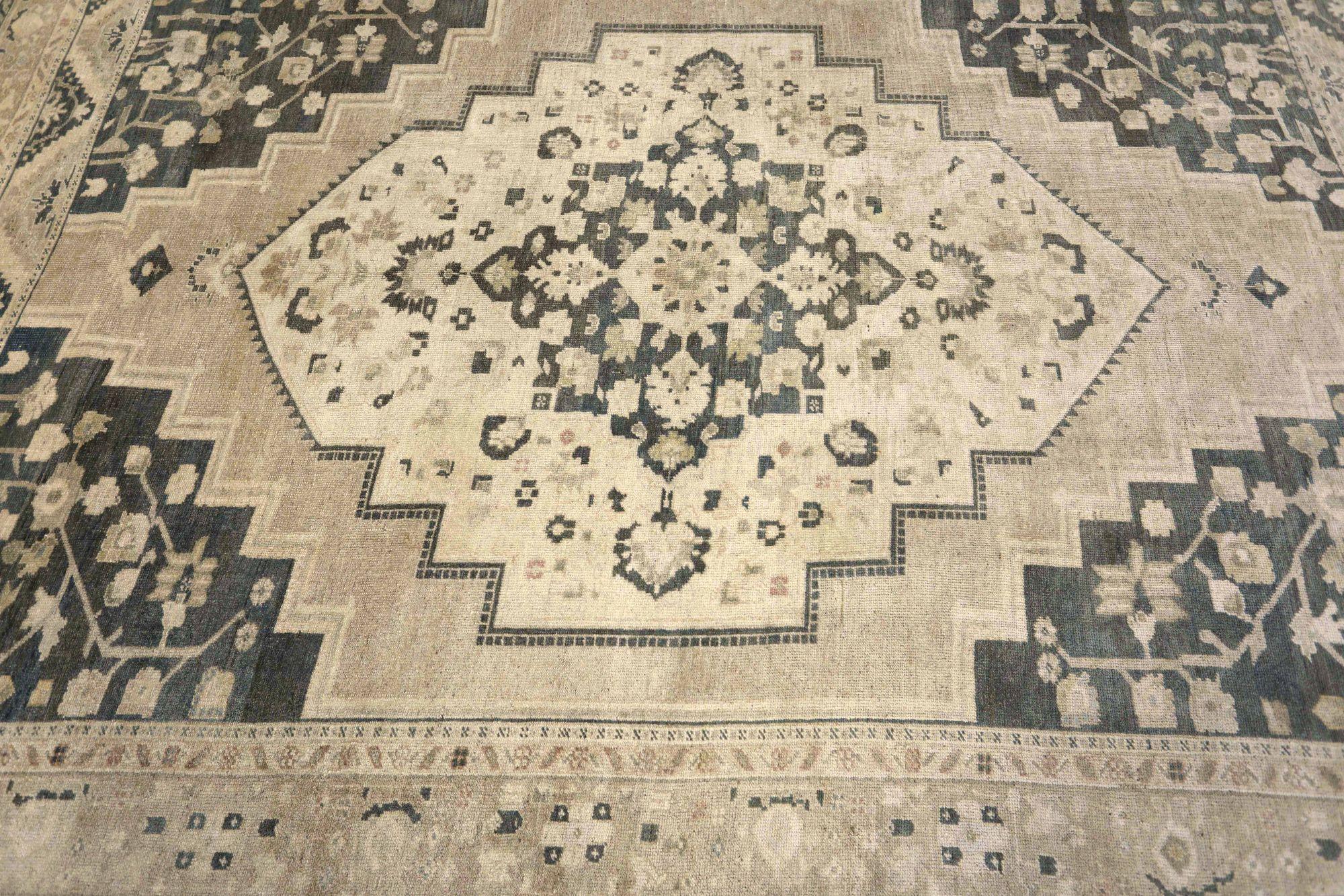 Entdecken Sie die Eleganz von Turkey Anatoly mit Teppichen aus der Zeit um 1940. Dieses exklusive Design aus Wolle und Schwarz-Elfenbein eignet sich perfekt, um Ihren Raum aufzuwerten.
