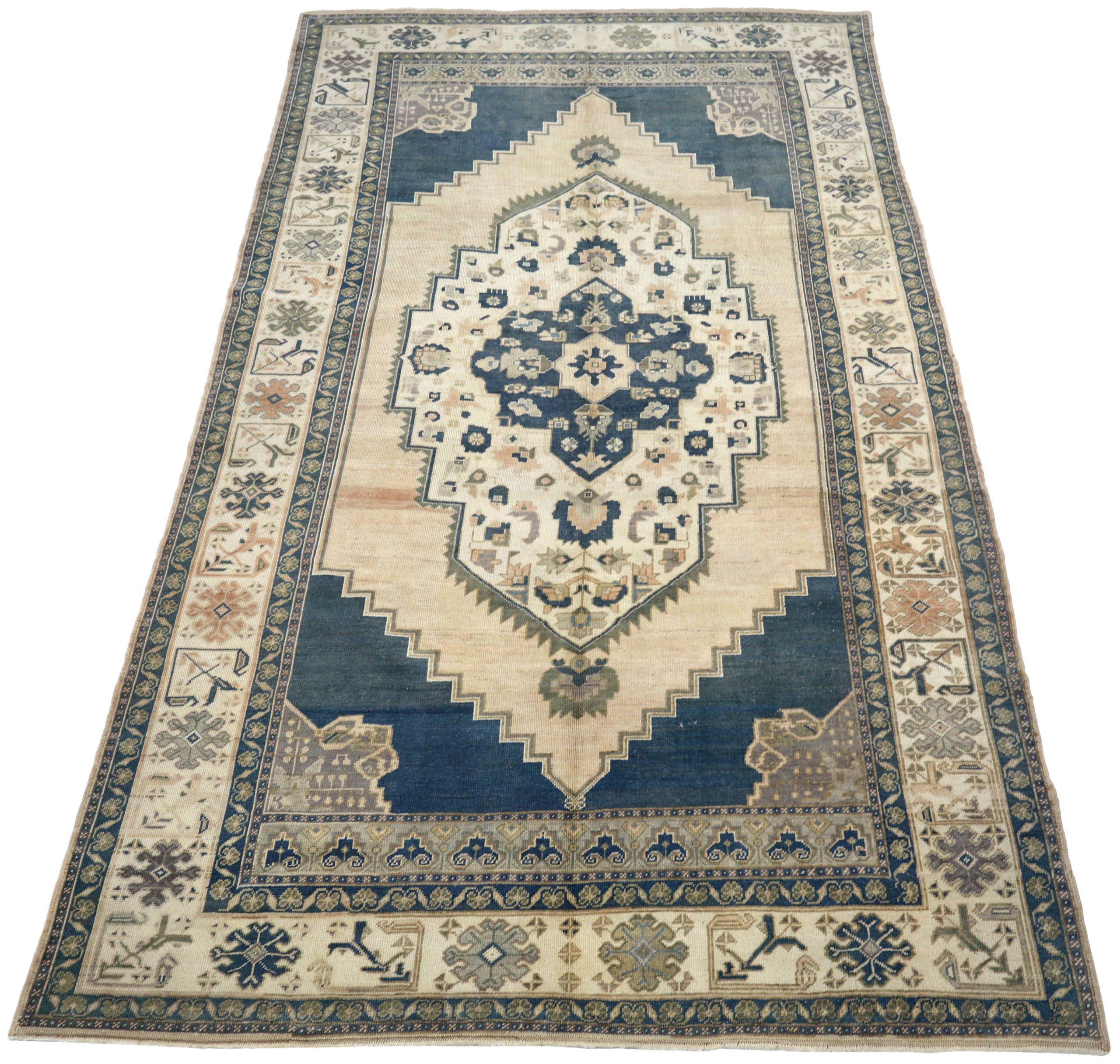 Entdecken Sie die Eleganz von Turkey Anatoly mit Teppichen aus der Zeit um 1940. Dieses exklusive Design aus Wolle und Schwarz-Elfenbein eignet sich perfekt, um Ihren Raum aufzuwerten.