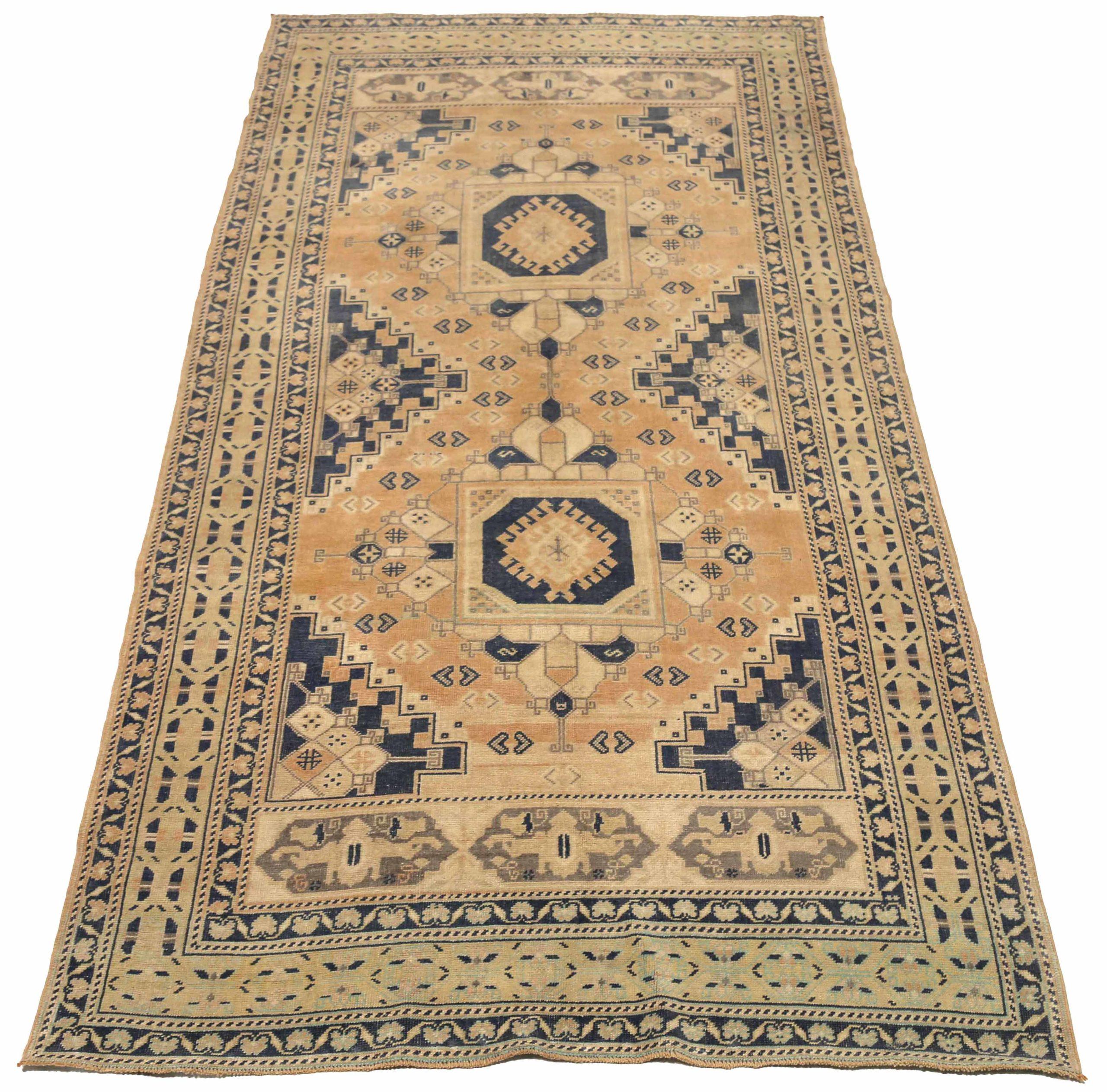 Entdecken Sie die Eleganz von Turkey Anatoly mit Teppichen aus der Zeit um 1940. Dieses exklusive Design aus Wolle und Schwarz-Elfenbein-Orange ist perfekt, um Ihren Raum zu verschönern.